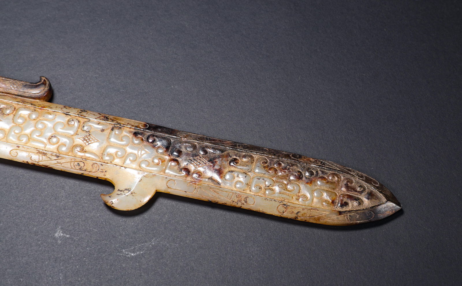 SPRING AND AUTUMN GRAIN PATTERN JADE DAGGER - 2