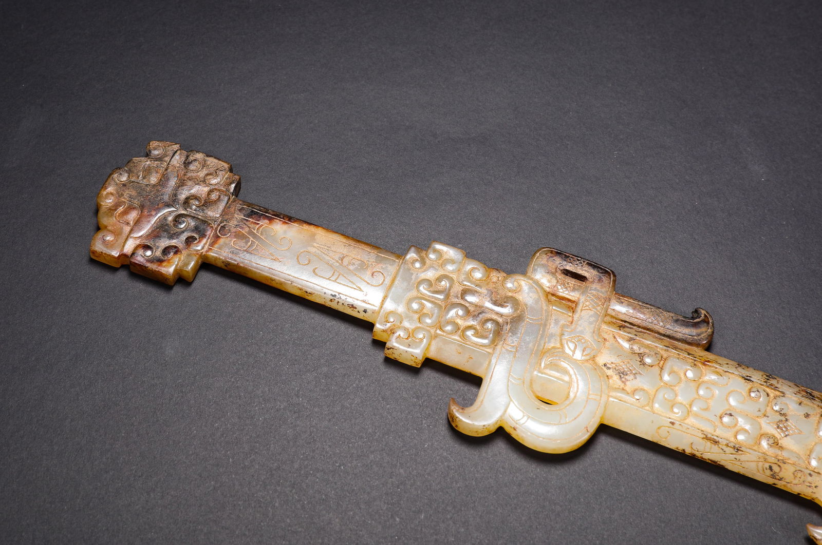 SPRING AND AUTUMN GRAIN PATTERN JADE DAGGER - 3