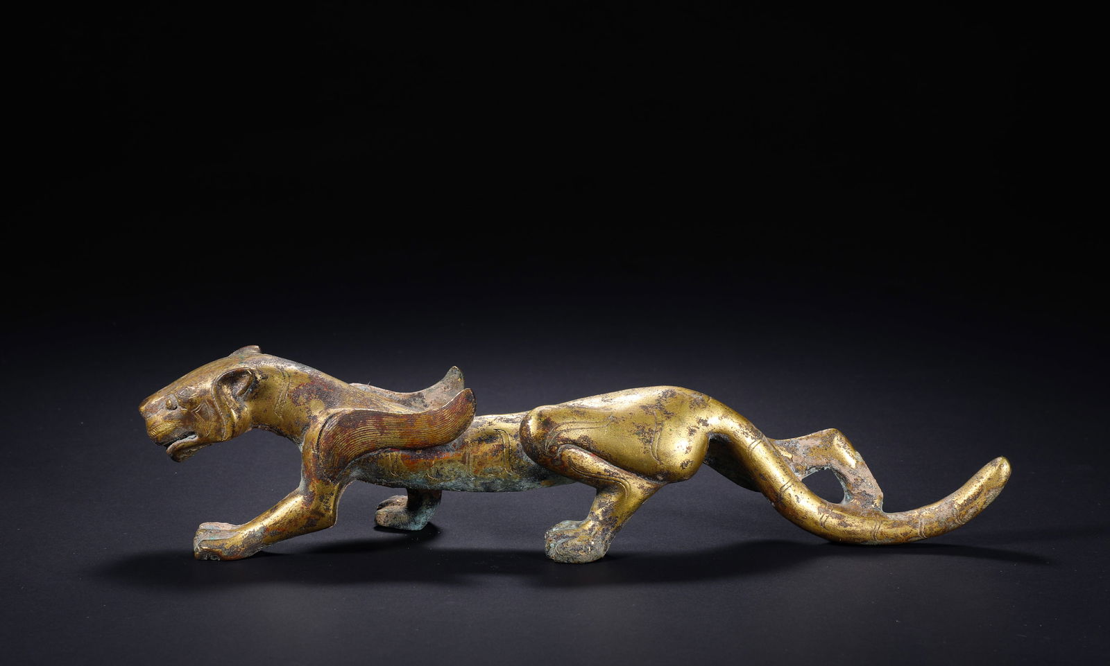 WESTERN HAN DYNASTY GILDED BRONZE TIGER: H:6cmW:28cmWeight:580g