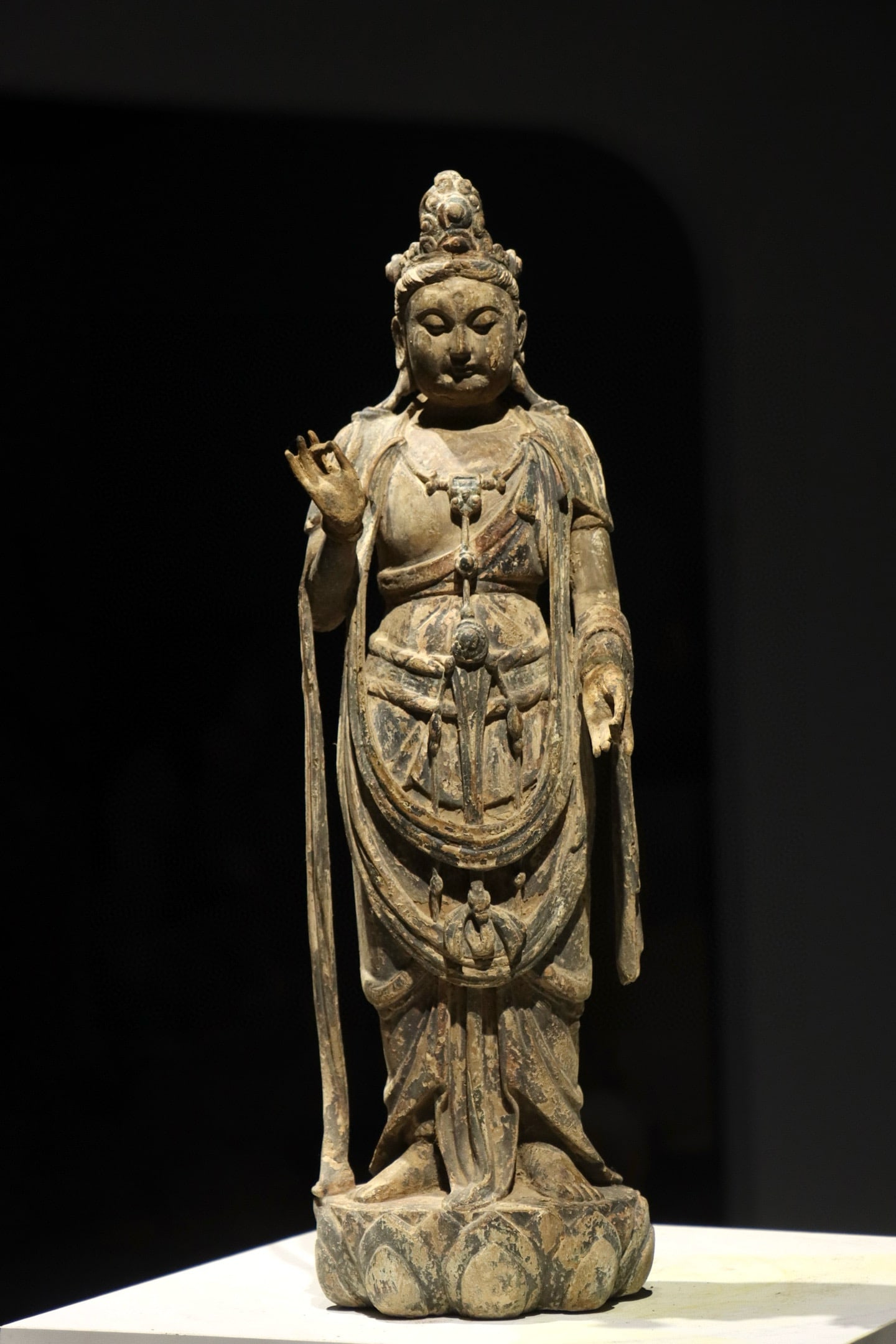 A STANDING STATUE OF THE WOODEN GUANYIN IN THE MING DYNASTY (1 of 9)
