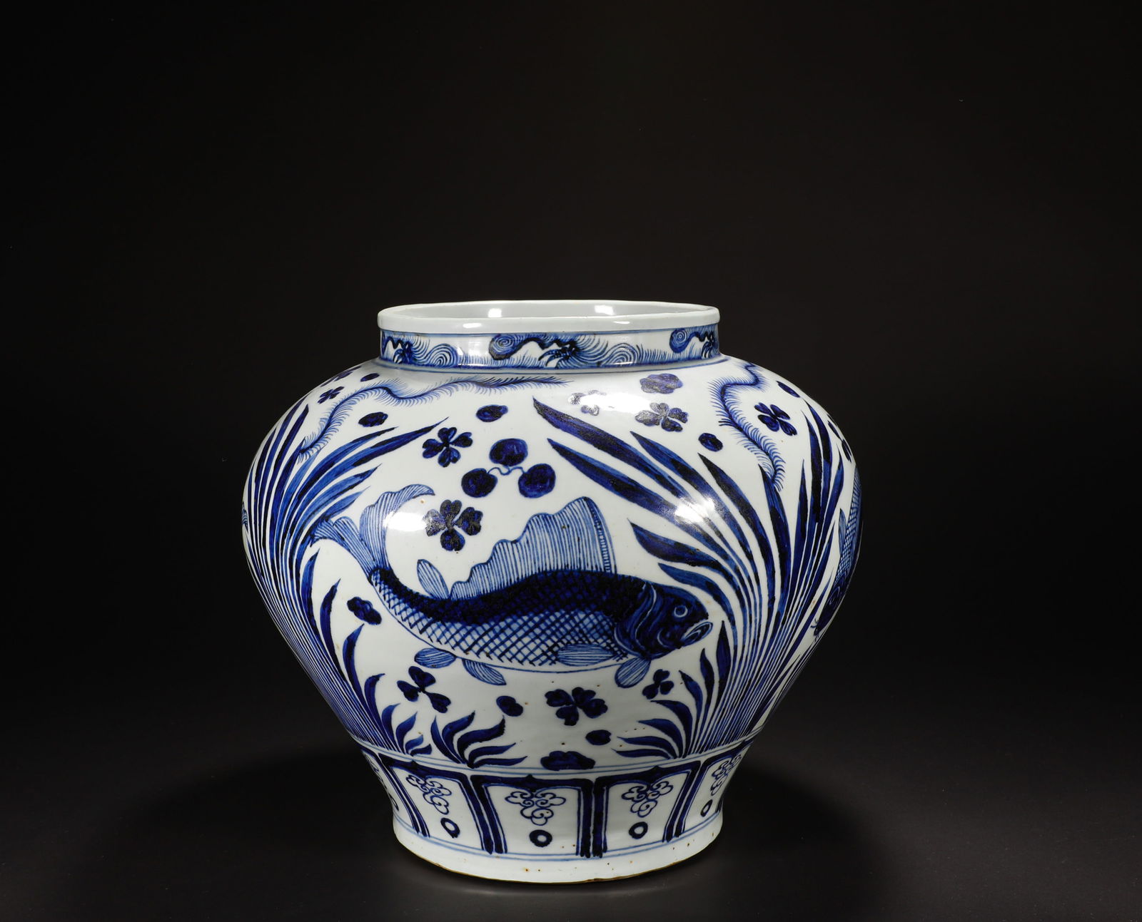 YUAN BLUE AND WHITE JADE PATTERNED JARS: H:25cm,D:29cm This is a large blue and white jar with fish and algae patterns from the Yuan Dynasty, a classic representative of Chinese Yuan Dynasty blue and white porcelain. Its craftsmanship epitom