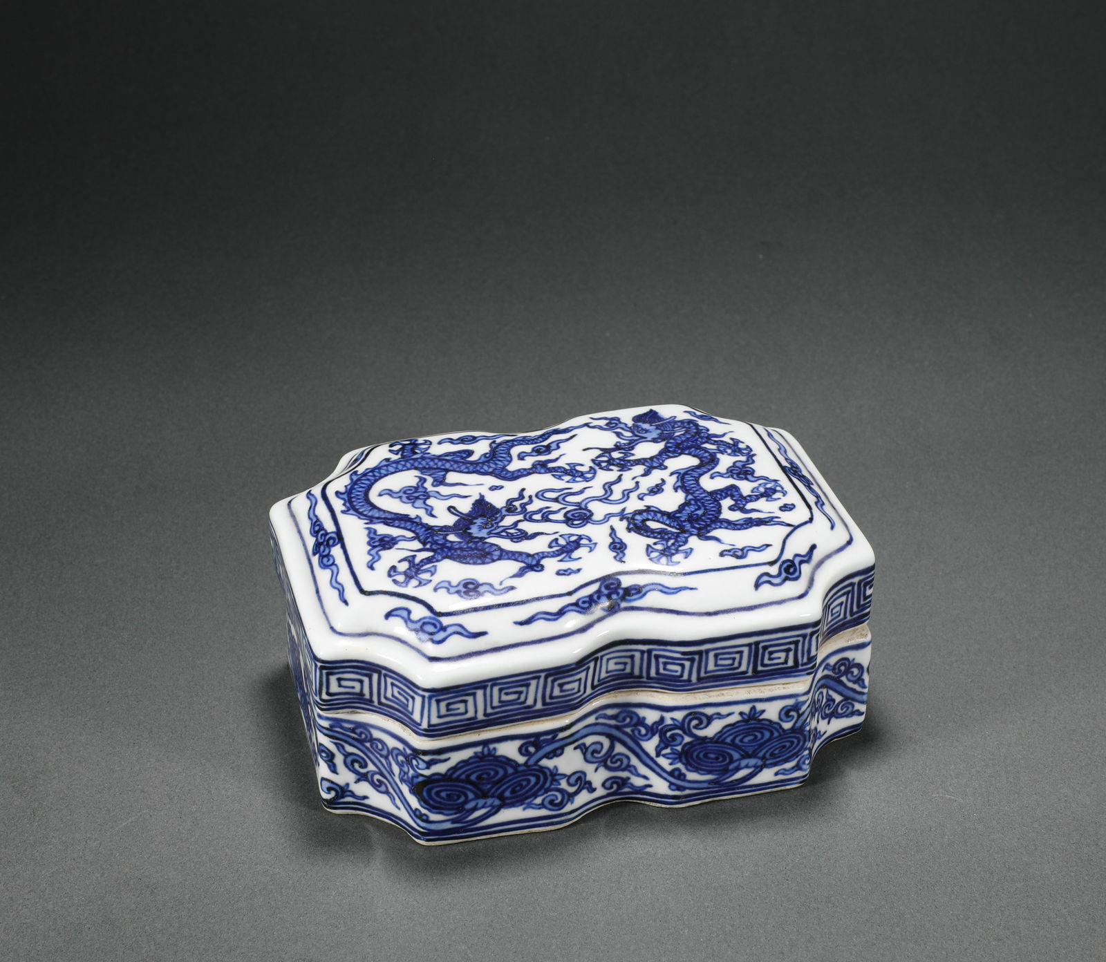 MING DYNASTY, WANLI BLUE AND WHITE SEAL PASTE BOX (1 of 6)