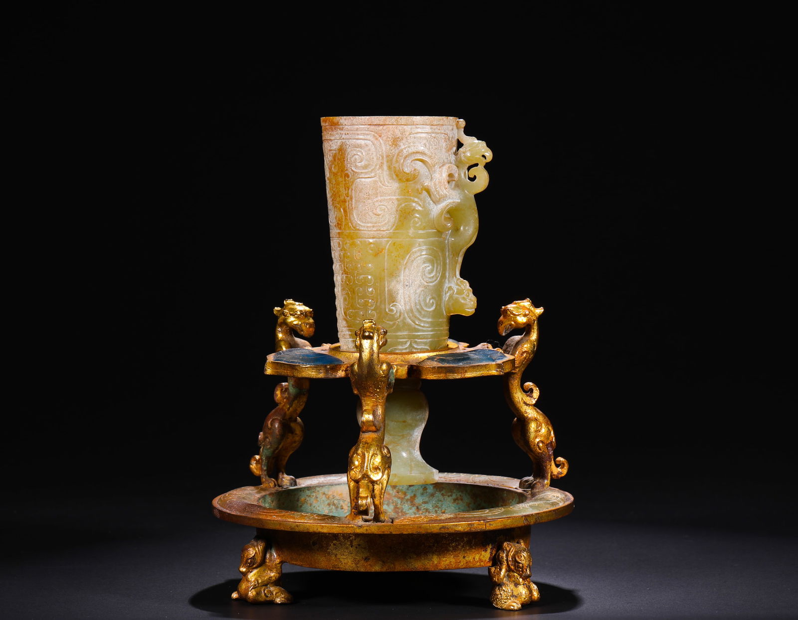 HAN DYNASTY GILDED COPPER PEDESTAL, HETIAN JADE DRAGON PATTERN CUP: H:17cmW:12cmWeight:780g