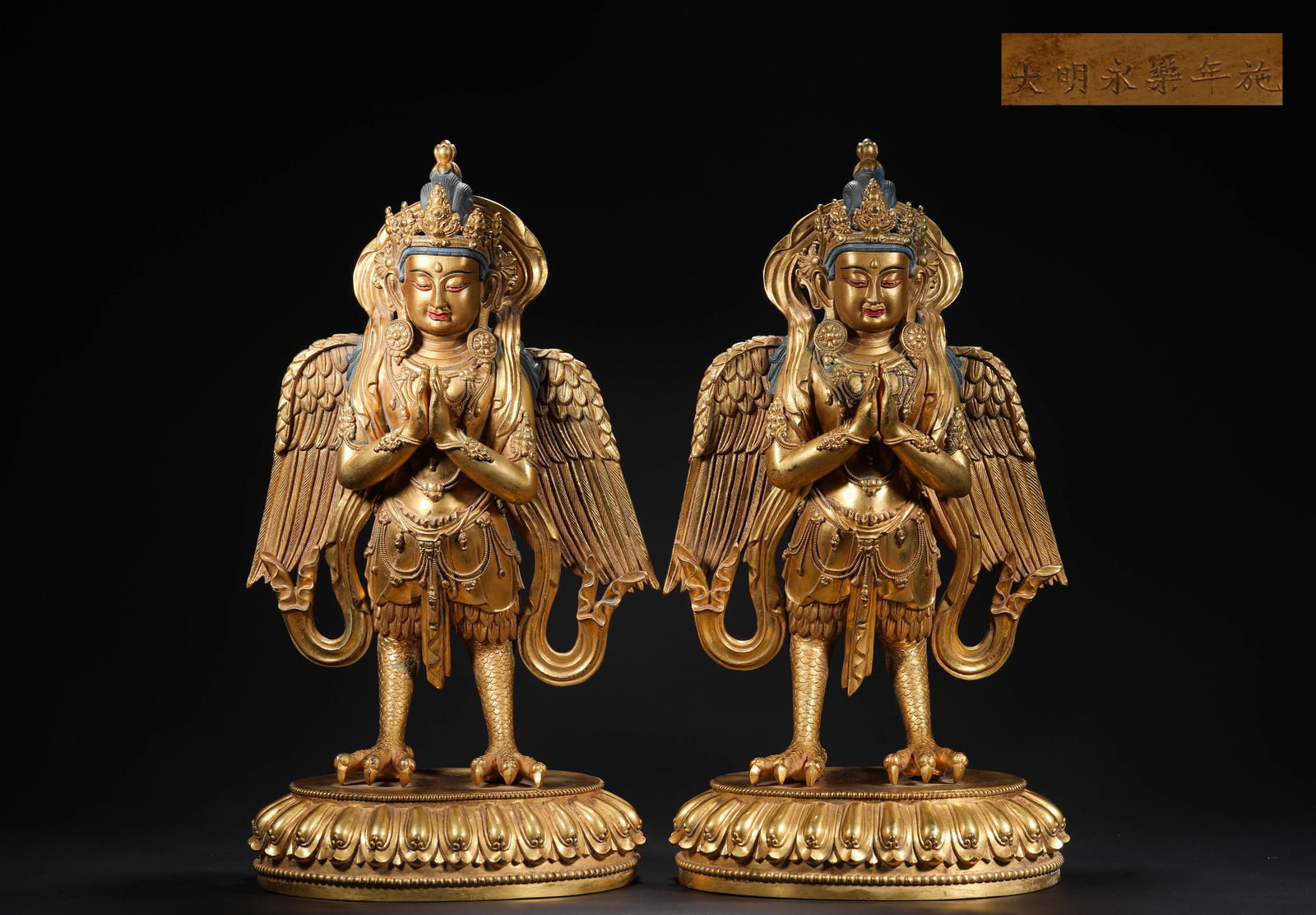 A GILDED BRONZE STATUE OF A GREAT PENG SPREADING ITS WINGS AND A BIRD PROTECTING ITS HAIR FROM: H:37cmW:20cmWeight:11030g
