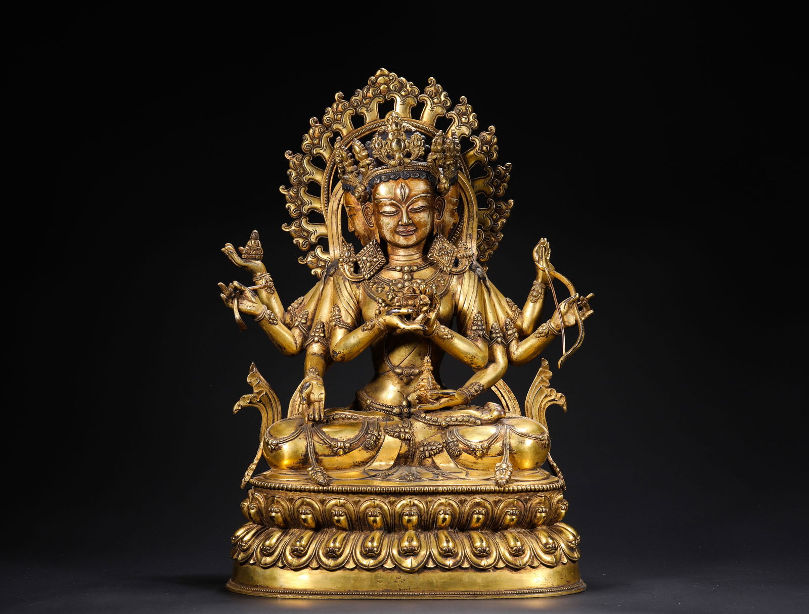 A GILDED BRONZE STATUE OF THE BUDDHA MOTHER IN THE QING DYNASTY: H:36cmW:26cmWeight:9530g