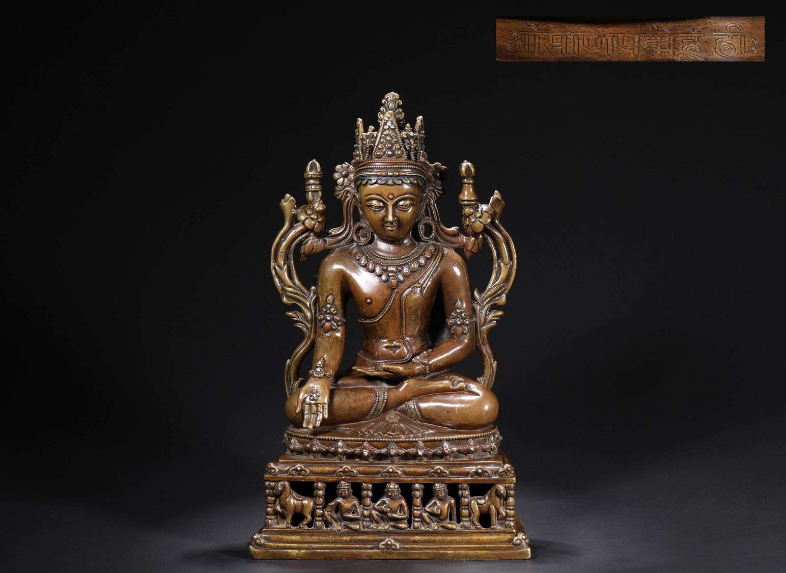 15TH-CENTURY ALLOY COPPER VAJRA HOLDING BUDDHA STATUE: H:30cmW:17cmWeight:3390g This is a bronze seated statue of Sakyamuni Buddha with a treasure crown in Nepalese style from the 14th to 15th centuries, a highly representative rare treasure in Himalayan