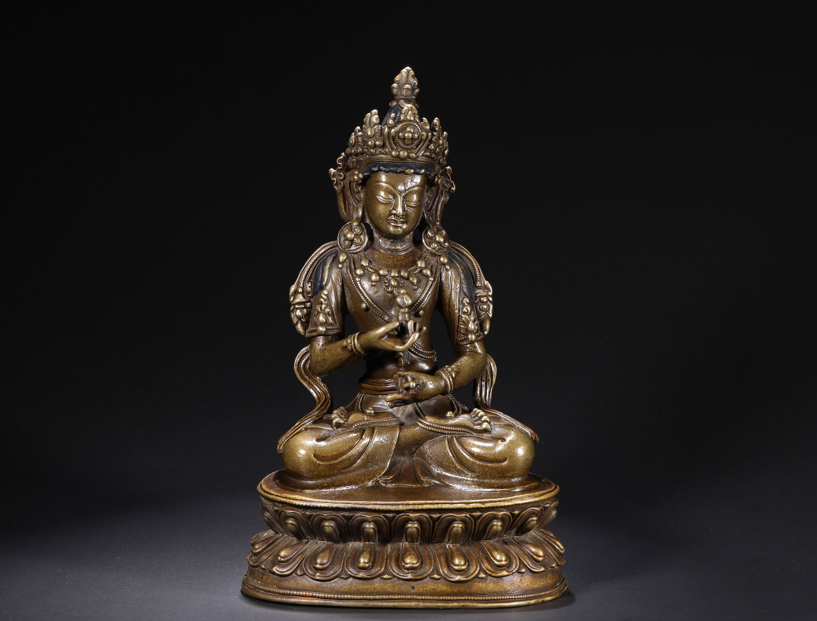 TODAY'S VAJRAPANI STATUE FROM THE 16TH CENTURY: H:20.5cmW:13cmWeight:1680g This is a bronze seated statue of Vairocana Buddha from the Ming Dynasty, a typical representative of the fusion of Tibetan and Han Buddhist sculptural styles.