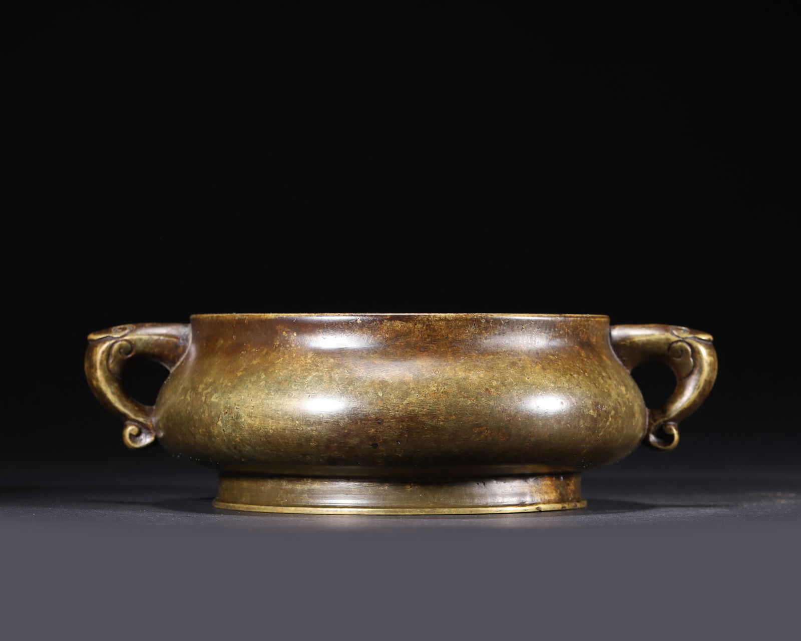 EARLY QING DYNASTY: A BRONZE CENSER WITH RUYI-FORM HANDLES (1 of 7)