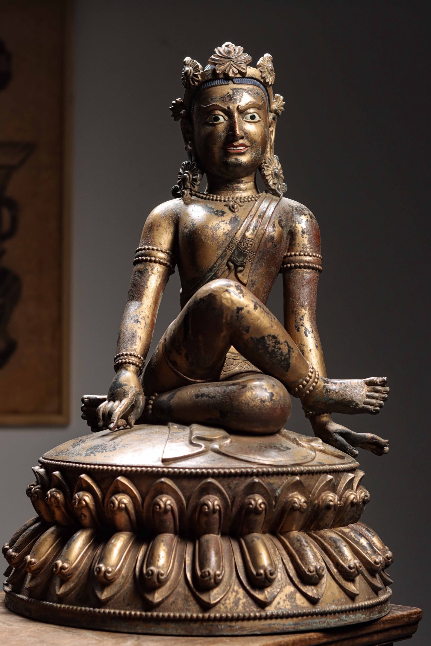 MING DYNASTY, GILT BRONZE SEATED GUANYIN IN EASE POSE: Weight: 17250g (38.03 lb) | H: 60cm (23.62 in) | W: 41cm (16.14 in) | D: 41cm (16.14 in)A fine gilt bronze figure of Guanyin from the mid Ming Dynasty, blending Han and Tibetan styles. With a relaxed,