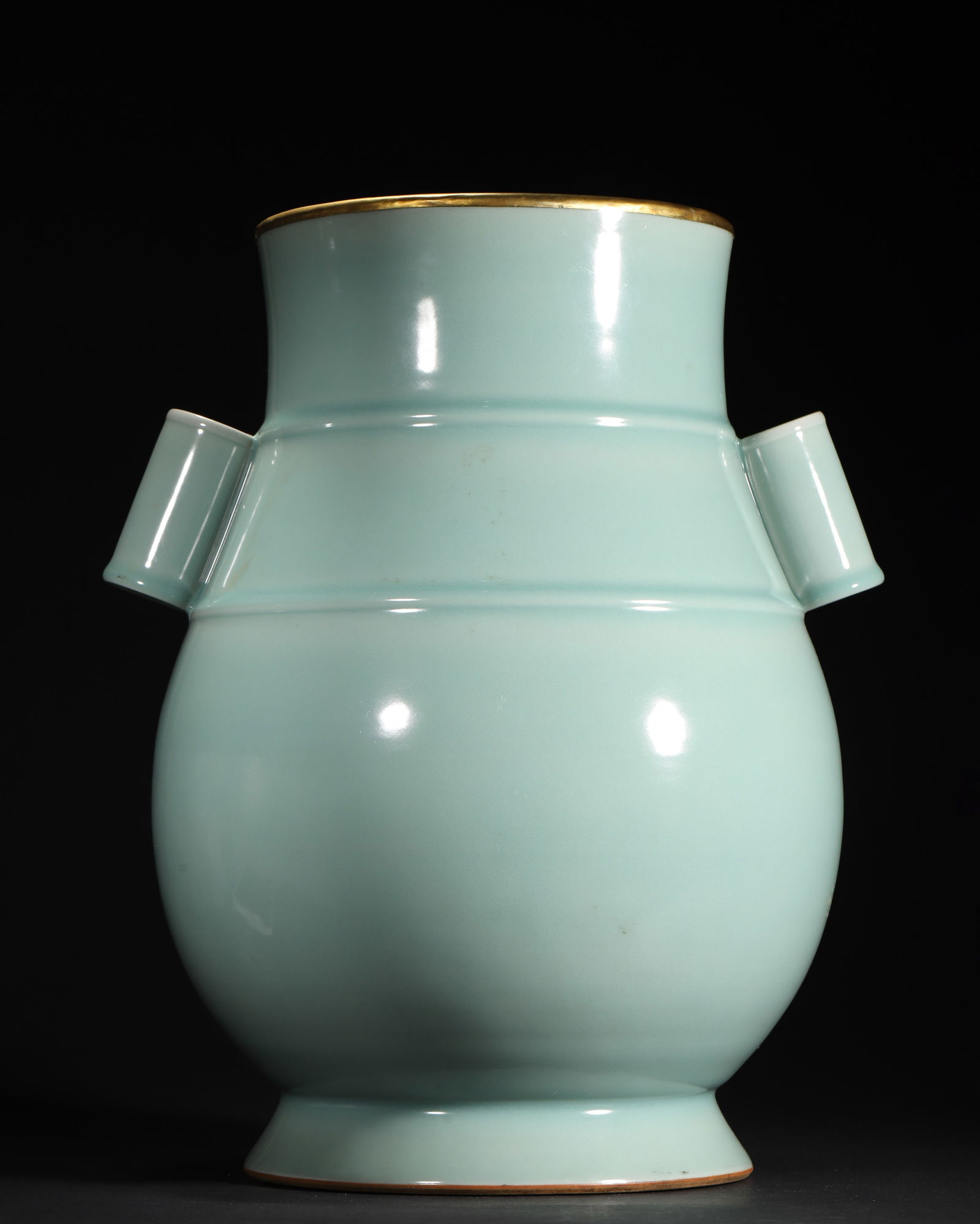 A FINE SOUTHERN SONG DYNASTY (12TH–13TH CENTURY) LONGQUAN CELADON-GLAZED ARROW-VASE WITH GILT RIM: 11.02" x 15.35" inches (28.0 cm x 39.0 cm) (Main)This exquisite Southern Song Longquan vase features a rich, creamy celadon glaze and distinct arrow-shaped handles. Its gilt rim enhances its elegance.