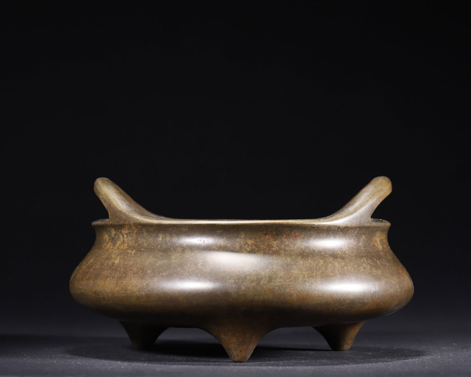 XUANDE PERIOD, MING DYNASTY: A BRONZE TRIPOD CENSER WITH FLARING HANDLES AND "XUANDE" MARK (1 of 8)