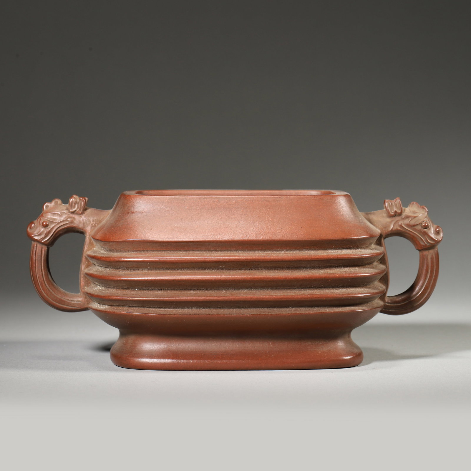 A FINE MID-QING DYNASTY (18TH–19TH CENTURY) ZISHA CENSER WITH STRING PATTERNS AND DRAGON HANDLES,: 7.48" x 3.94" x 2.76" inches (19.0 cm x 10.0 cm x 7.0 cm) | Weight: 0.92 lbs (419.0 g)This exquisite censer is a masterpiece by the renowned Mid-Qing potter Shao Feichi. Made of fine Zisha clay, it fe