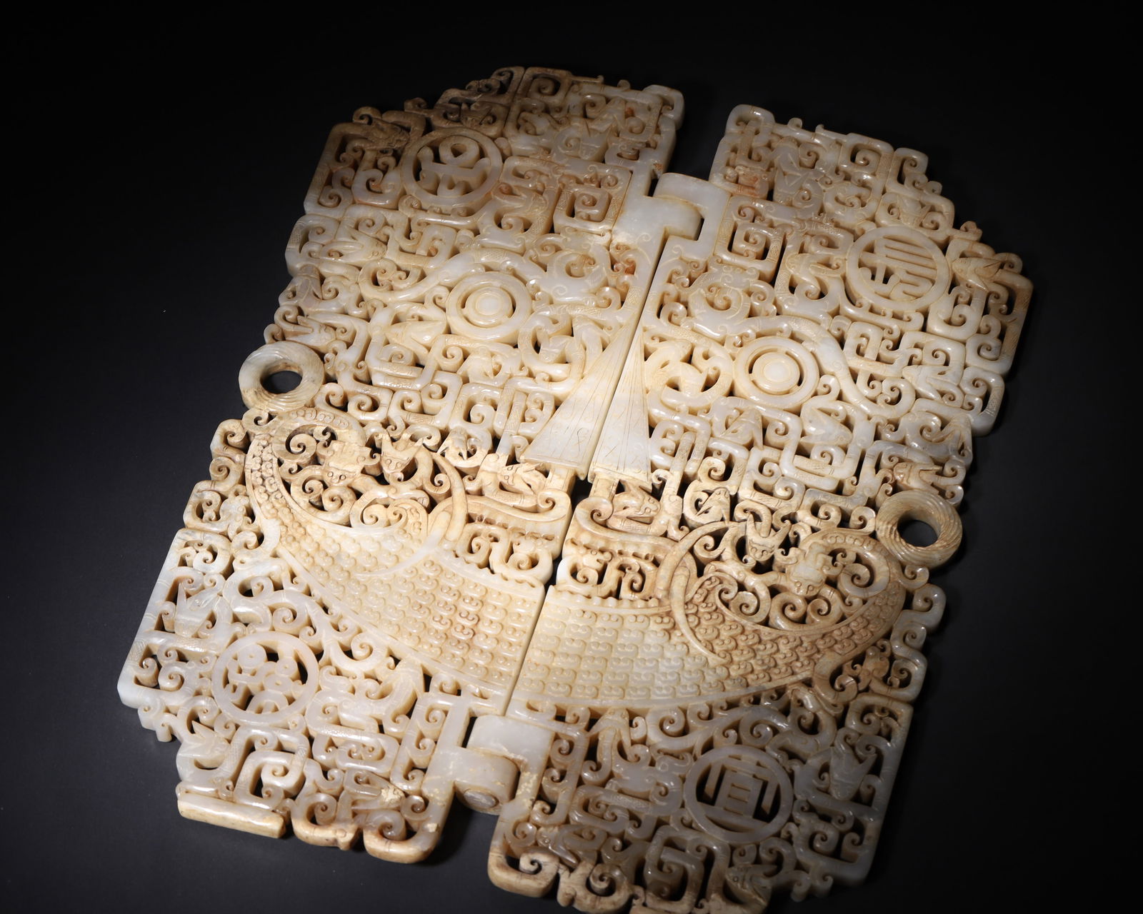 A HAN DYNASTY (206 BC - 220 AD) ARTICULATED NEPHRITE SCREEN WITH OPENWORK DRAGON AND PHOENIX MOTIFS: 16.93" x 13.39" inches (43.0 cm x 34.0 cm) | Weight: 7.78 lbs (3529.0 g)This important articulated screen, crafted from nephrite with pale yellow patination, features openwork dragon and phoenix motif