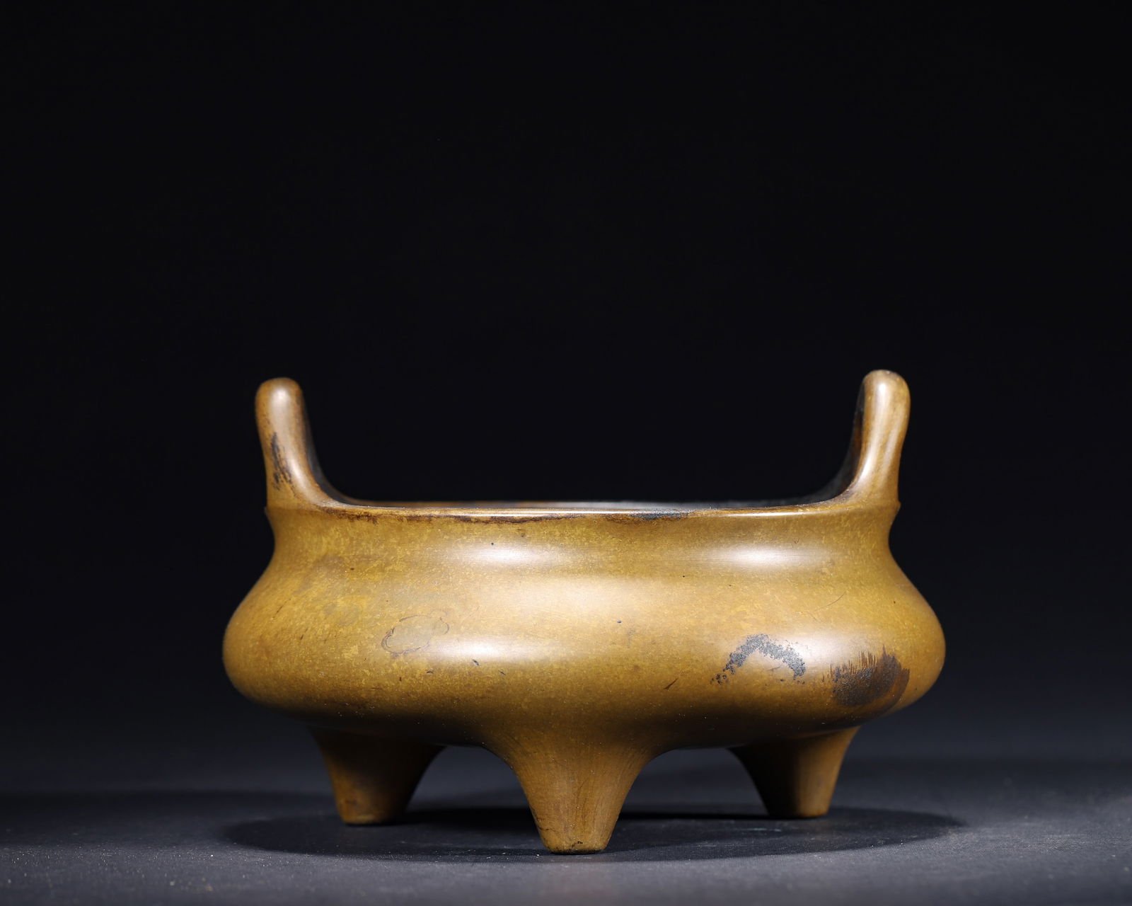 EARLY QING DYNASTY: A BRONZE TRIPOD CENSER WITH FLARING HANDLES: 6.3" x 3.94" inches (16.0 cm x 10.0 cm) | Weight: 2.98 lbs (1351.0 g)A fine early Qing bronze tripod censer with elegant flaring handles, a rounded body, and a rich eel-skin patina.Reflecting literati
