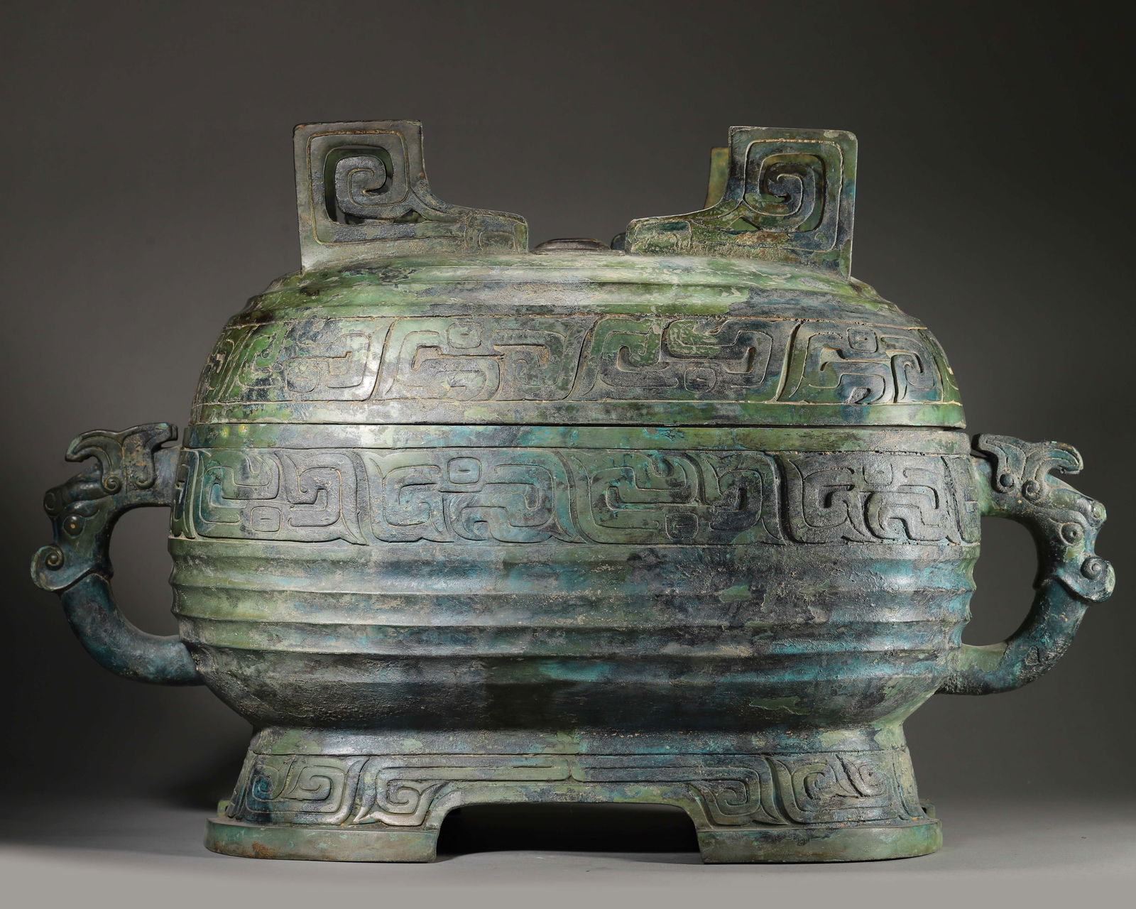 AN IMPORTANT ARCHAIC BRONZE FOOD VESSEL (GUI) WITH COVER AND LONG INSCRIPTION, MIDDLE WESTERN ZHOU (1 of 14)