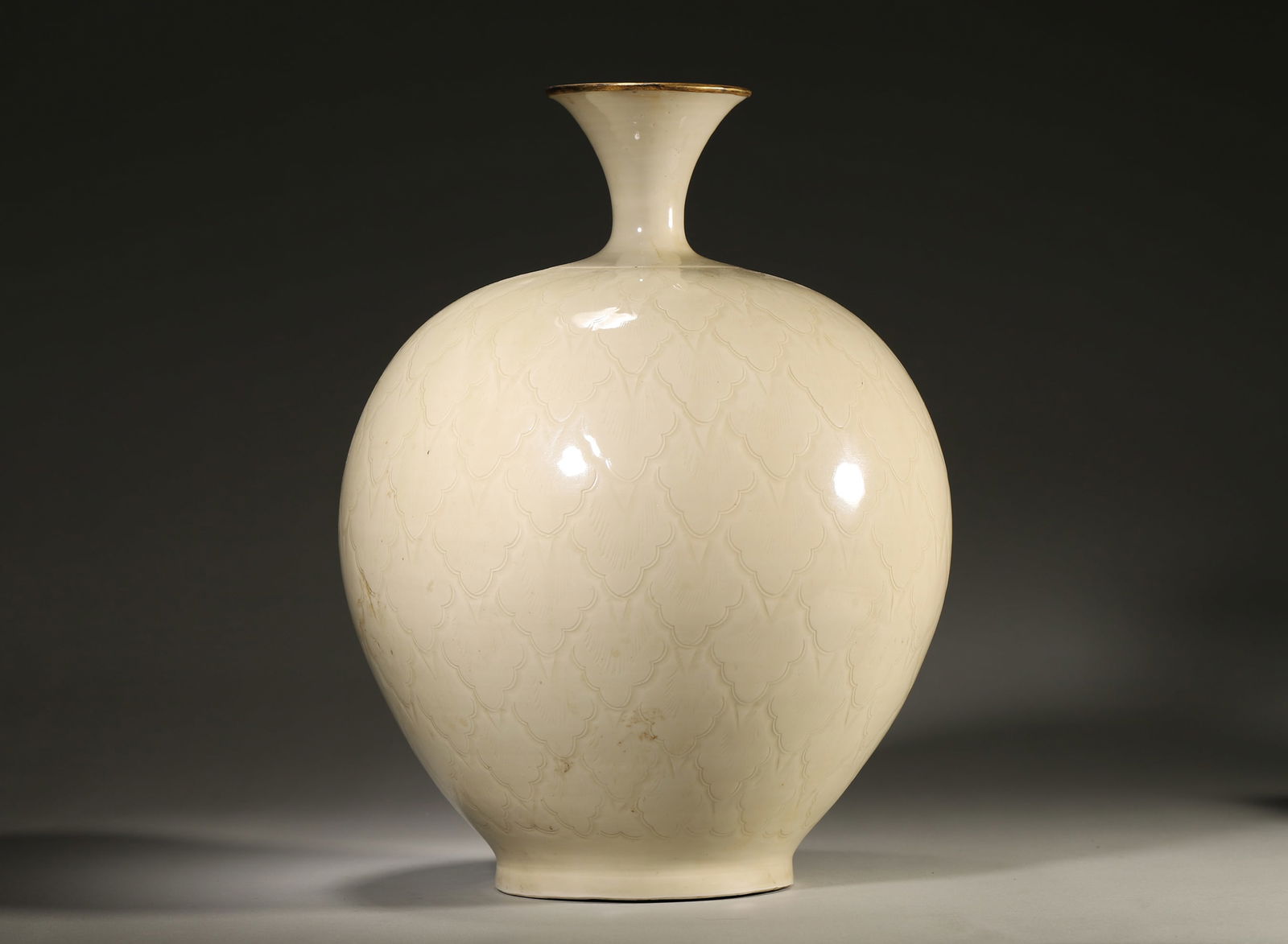 NORTHERN SONG DYNASTY, DING KILN WHITE-GLAZED VASE WITH CARVED LOTUS PETAL PATTERNS AND GILDED RIM (1 of 5)