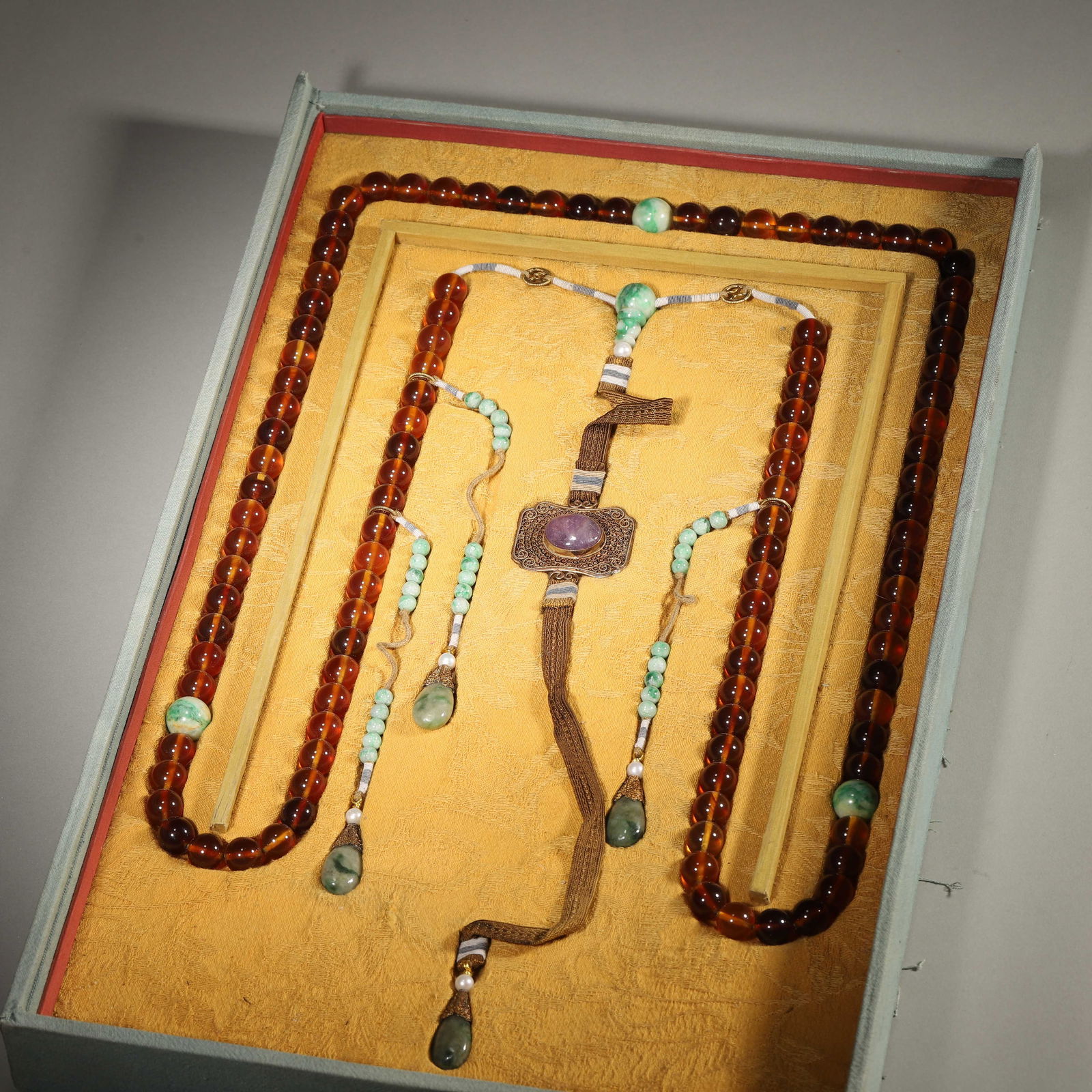 A MID-QING BLOOD-AMBER COURT NECKLACE (ORIGINAL BOX) (1 of 5)