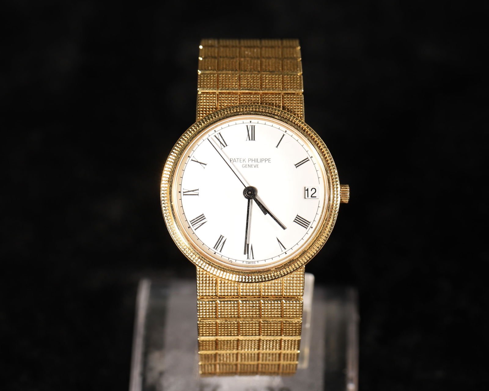 PATEK PHILIPPE 18K YELLOW GOLD AUTOMATIC WRISTWATCH WITH COIN EDGE BEZEL: D:1.30" L:8.07" (D:3.3cm L:20.5cm) | WT:0.22lb (101g)An exceptional Patek Philippe crafted in solid 18K yellow gold. Features a classic white dial with Roman numerals, date function, iconic coin-edge