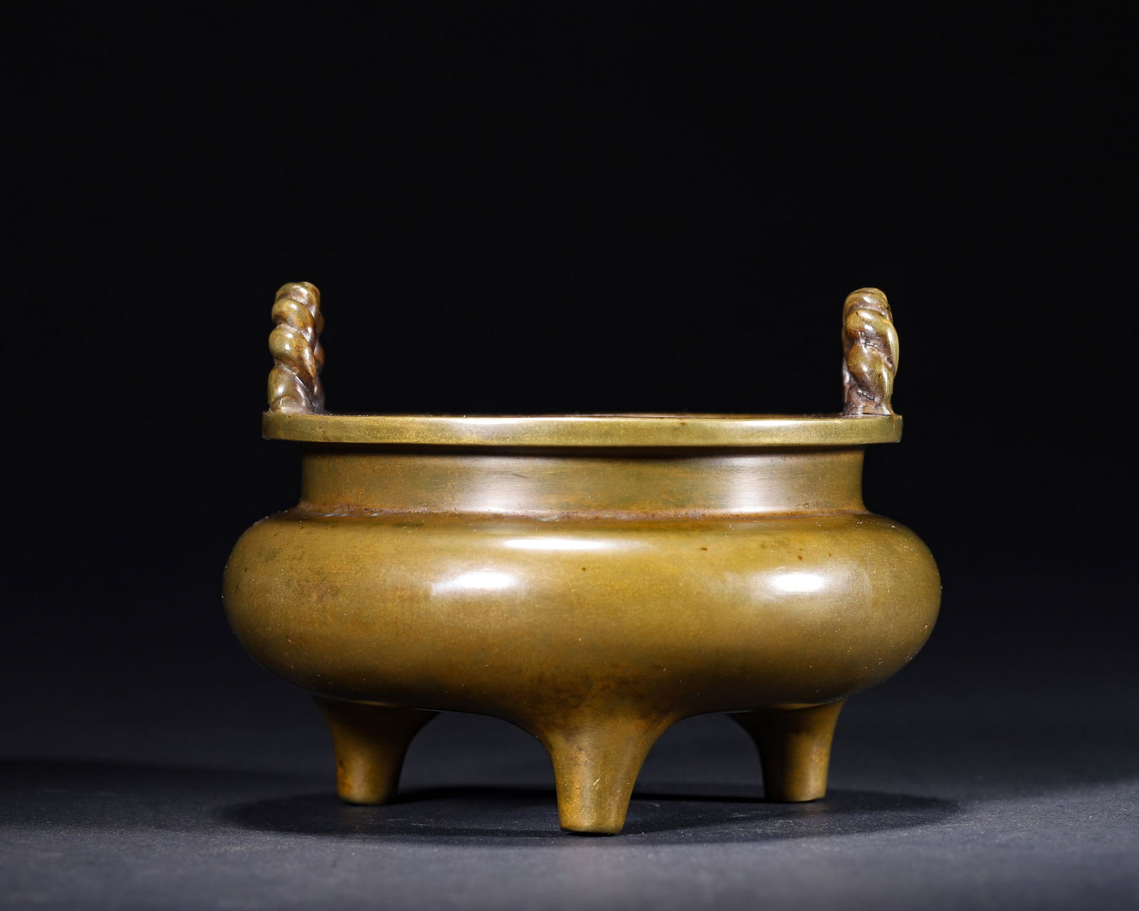 XUANDE PERIOD, MING DYNASTY: A BRONZE TRIPOD CENSER WITH ROPE-FORM HANDLES AND "DA MING XUAN DE NIAN (1 of 9)