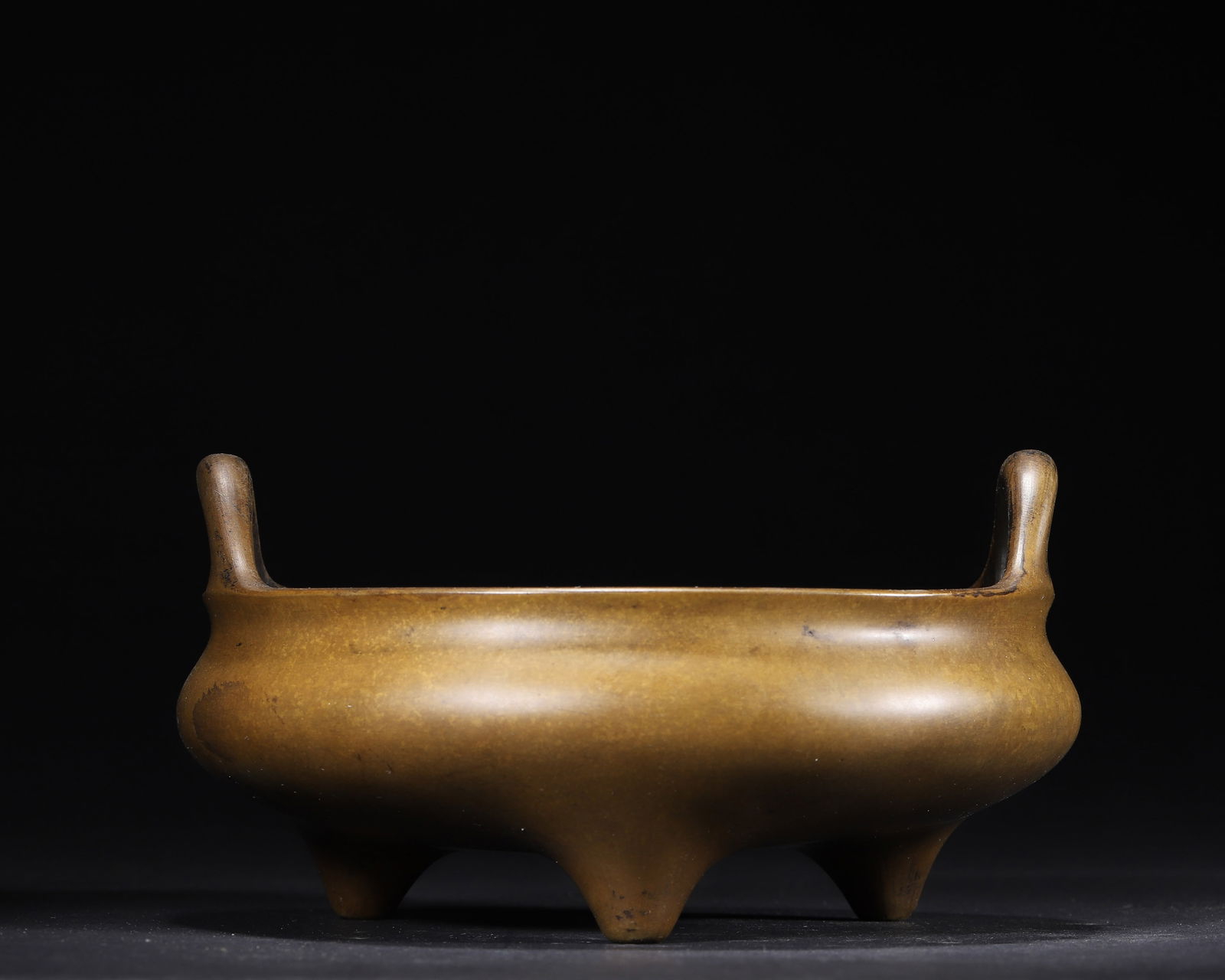 EARLY QING DYNASTY: A BRONZE TRIPOD CENSER WITH FLARING HANDLES: 6.69" x 3.54" inches (17.0 cm x 9.0 cm) | Weight: 3.14 lbs (1426.0 g)A fine early Qing bronze tripod censer with elegant flaring handles, a rounded body, and a rich eel-skin patina.Reflecting literati