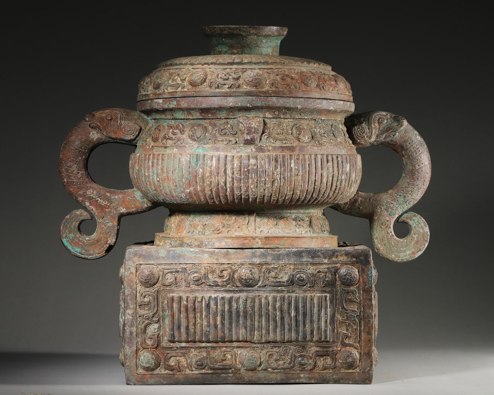 AN IMPORTANT ARCHAIC BRONZE FOOD VESSEL (GUI) WITH COVER AND SQUARE BASE, MIDDLE WESTERN ZHOU (1 of 11)
