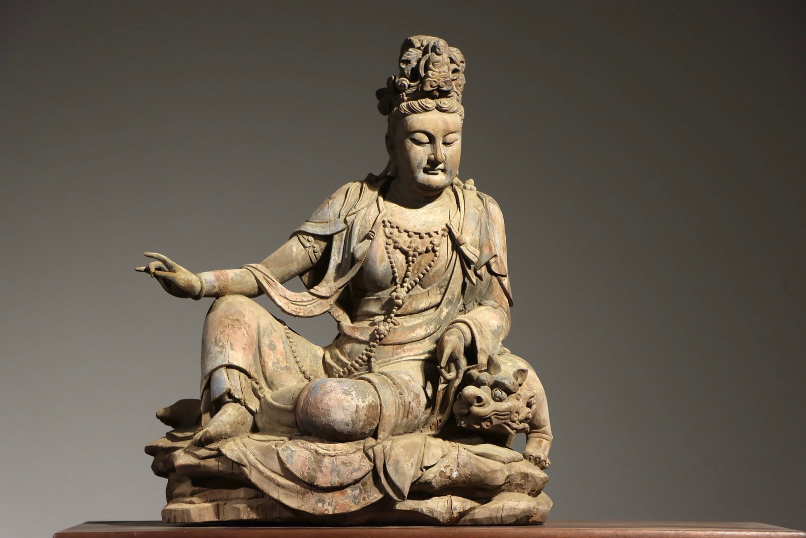 A FINE CARVED WOOD FIGURE OF SEATED GUANYIN IN RELAXED POSE, MING DYNASTY (1 of 9)