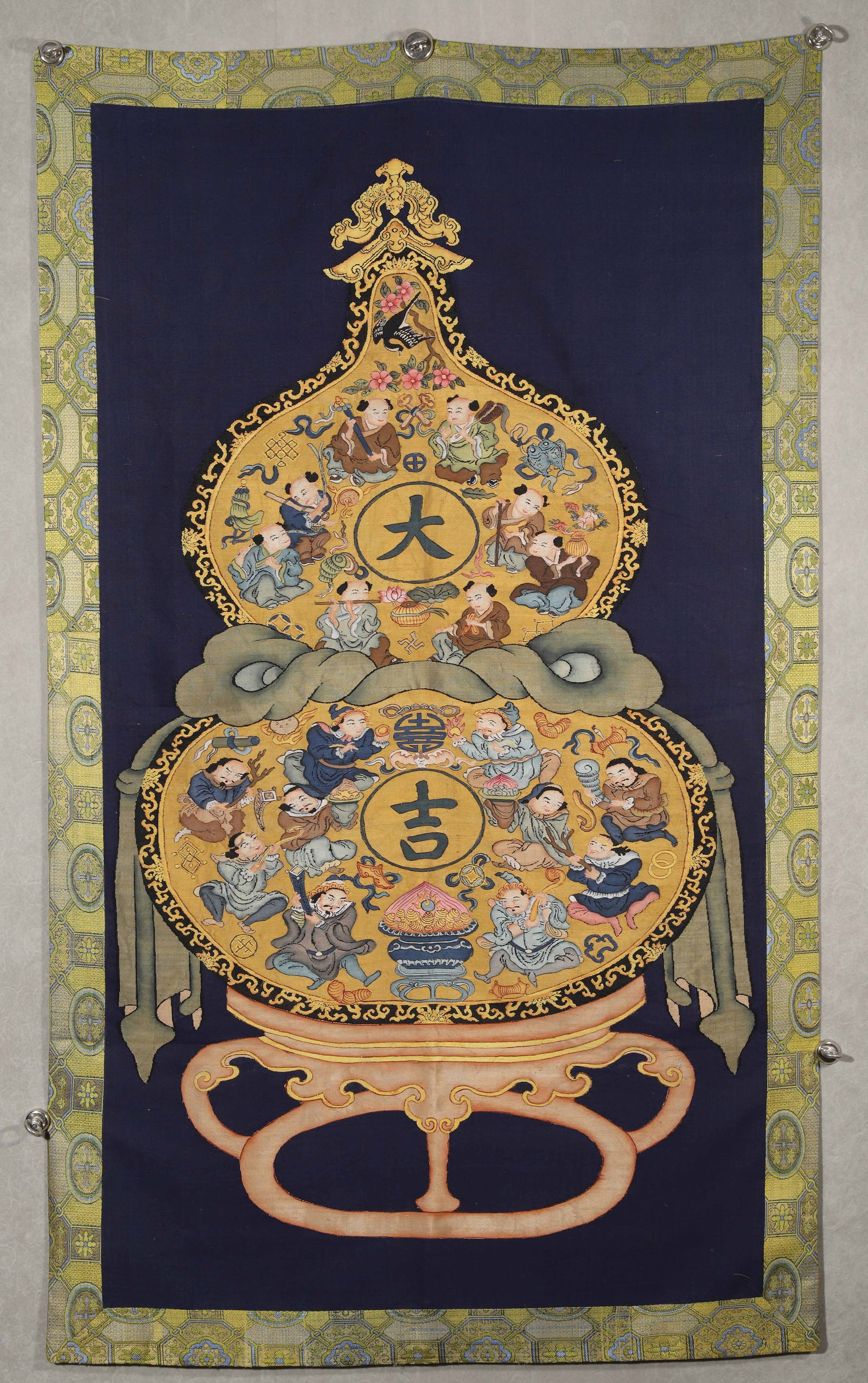 AN IMPORTANT CHINESE SILK EMBROIDERY 'DAJI HULU' HANGING SCREEN, QING DYNASTY: 134cm W:79cmA fine Chinese silk embroidery hanging screen, Qing dynasty, depicting 'Daji Hulu' with hundred boys, symbolizing good fortune and prosperity.