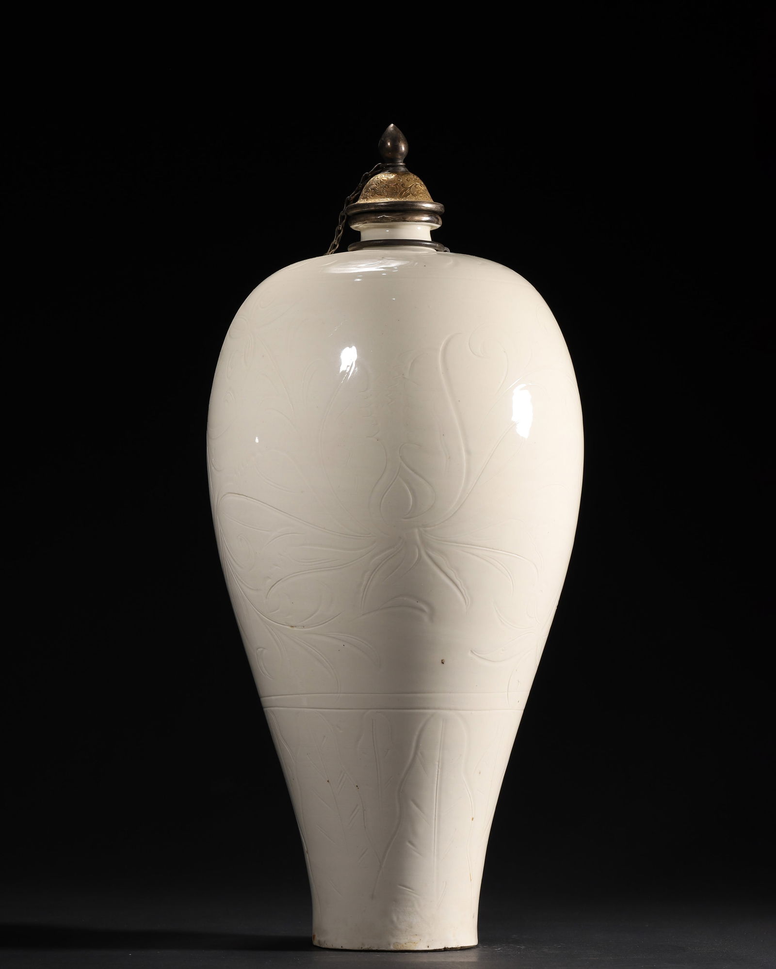 A FINE NORTHERN SONG DYNASTY (10TH–12TH CENTURY) DINGYAO WHITE-GLAZED MEIPING VASE WITH INCISED (1 of 7)