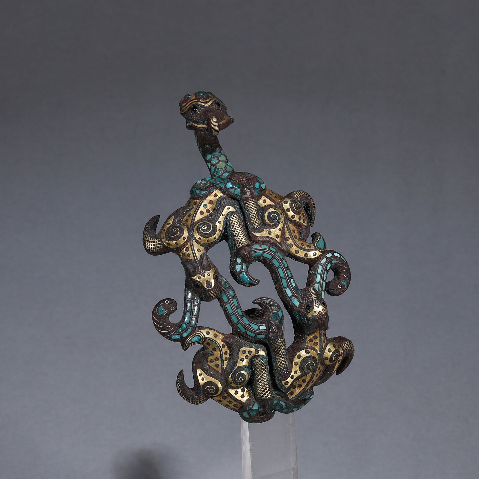 AN IMPORTANT ARCHAIC BRONZE BELT HOOK WITH GOLD AND SILVER INLAY AND TURQUOISE INLAY, LATE WARRING: L:13cm (5.12 in) W:8cm (3.15 in) WT:299gA fine archaic bronze belt hook, Late Warring States period, with gold and silver inlay, turquoise inlay, openwork dragon and beast motifs, of exceptional craft