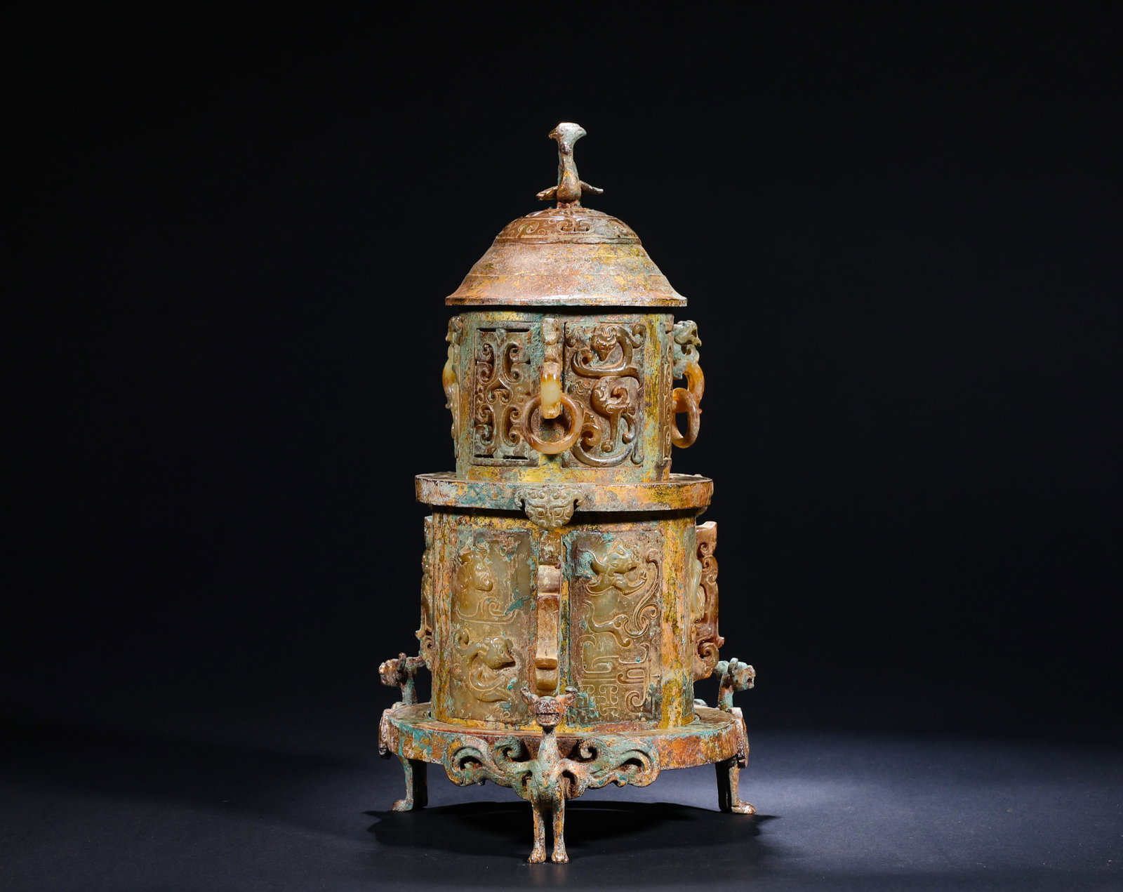 HAN DYNASTY COPPER INLAID JADE LIVING RING PHOENIX KNOB FOUR SPIRIT PATTERN VASE: H:29cmW:17cmWeight:2290g This is a multi-layered composite ritual zun vessel, crafted from a combination of bronze and green jade, featuring a bird finial on the lid, inlaid jade Four Divine Beasts