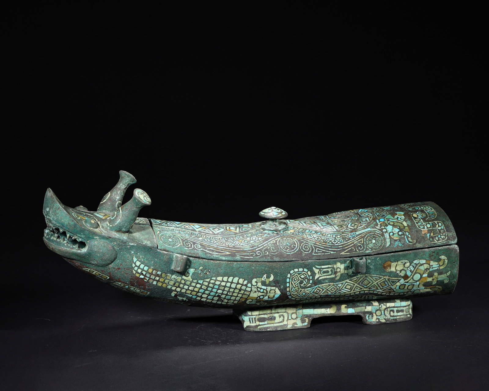 A RARE WARRING STATES TO HAN DYNASTY GOLD AND SILVER-INLAID BRONZE DRAGON-HEAD VESSEL WITH TURQUOISE: 16.14in x 4.33in x 4.33in (41.0cm x 11.0cm x 11.0cm), 10.086lb (4575.0g)This Warring States to Han Dynasty bronze vessel, shaped as a dragon-headed boat, is intricately inlaid with gold, silver, and t