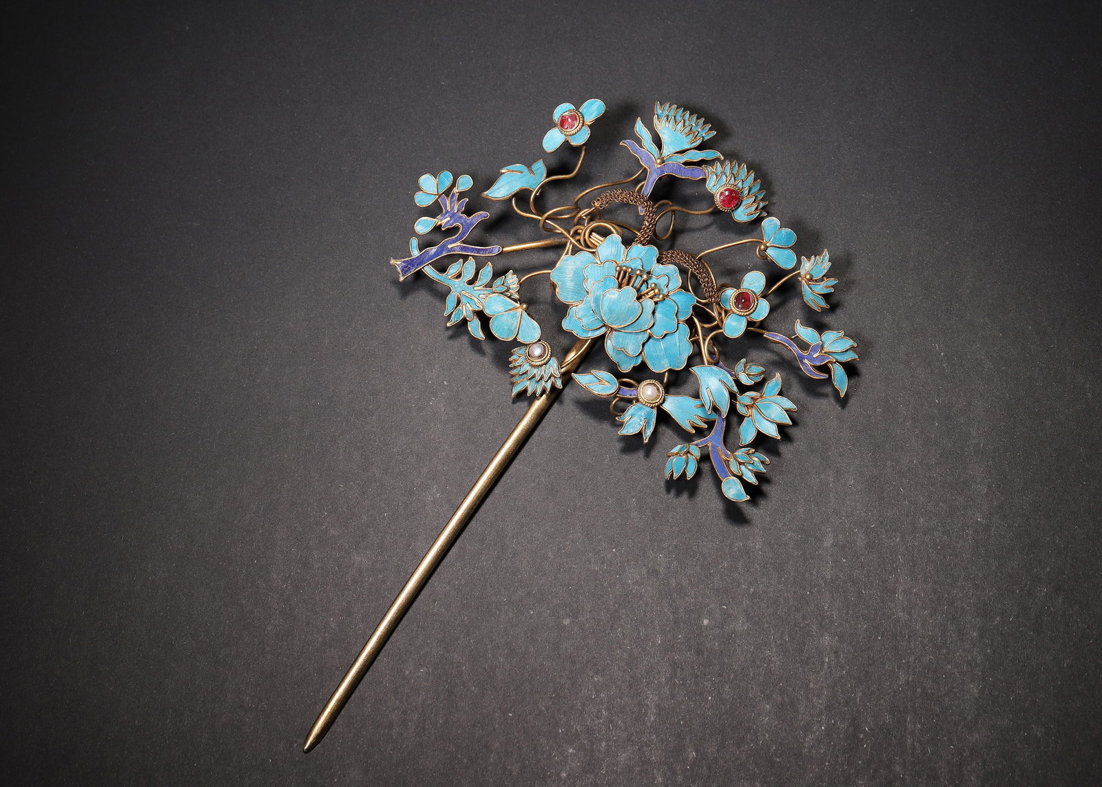 A FINE QING DYNASTY GILT-SILVER KINGFISHER FEATHER HAIRPIN WITH FLORAL MOTIFS AND GEM INLAY: 7.09in x 4.33in (18.0cm x 11.0cm), 0.119lb (54.0g)This Qing Dynasty hairpin is crafted from gilt-silver with vibrant kingfisher feather inlay, featuring peony and floral motifs, and set with agate and