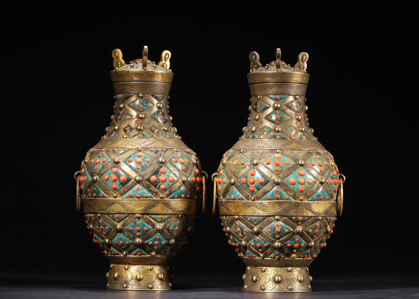 A FINE PAIR OF HAN DYNASTY GILT-BRONZE VASES WITH TURQUOISE AND AGATE INLAY AND BEAST-HEAD HANDLES: 4.33in x 7.87in (11.0cm x 20.0cm), 2.899lb (1315.0g)This pair of Han Dynasty gilt-bronze vases features intricate turquoise and agate inlay within a diamond grid, paired with beast-head ring handles.