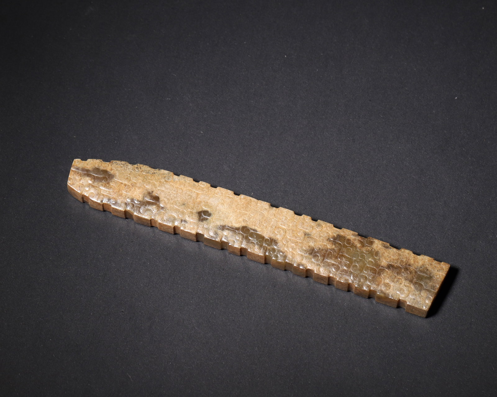 SPRING AND AUTUMN PERIOD, A GREEN JADE KNIFE-FORM PENDANT WITH SERRATED EDGES AND CLOUD SCROLL (1 of 7)