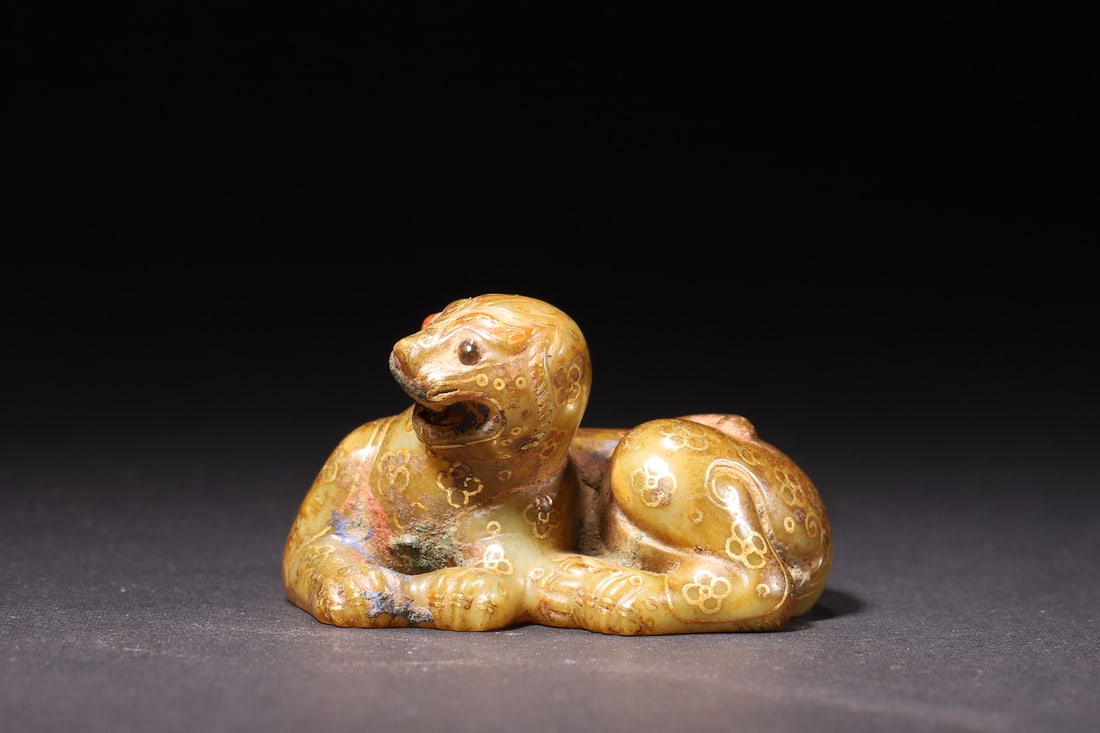 A Han Dynasty Hetian Jade Paperweight with Gold/Silver Inlay and Gemstone Inlay: Length 5.8cm (2.28in), Width 4.7cm (1.85in), Height 3.5cm (1.38in), Weight 106.0g (0.23lb)A Han Dynasty Hetian jade paperweight in the form of a reclining beast, decorated with gold and silver inlaid 