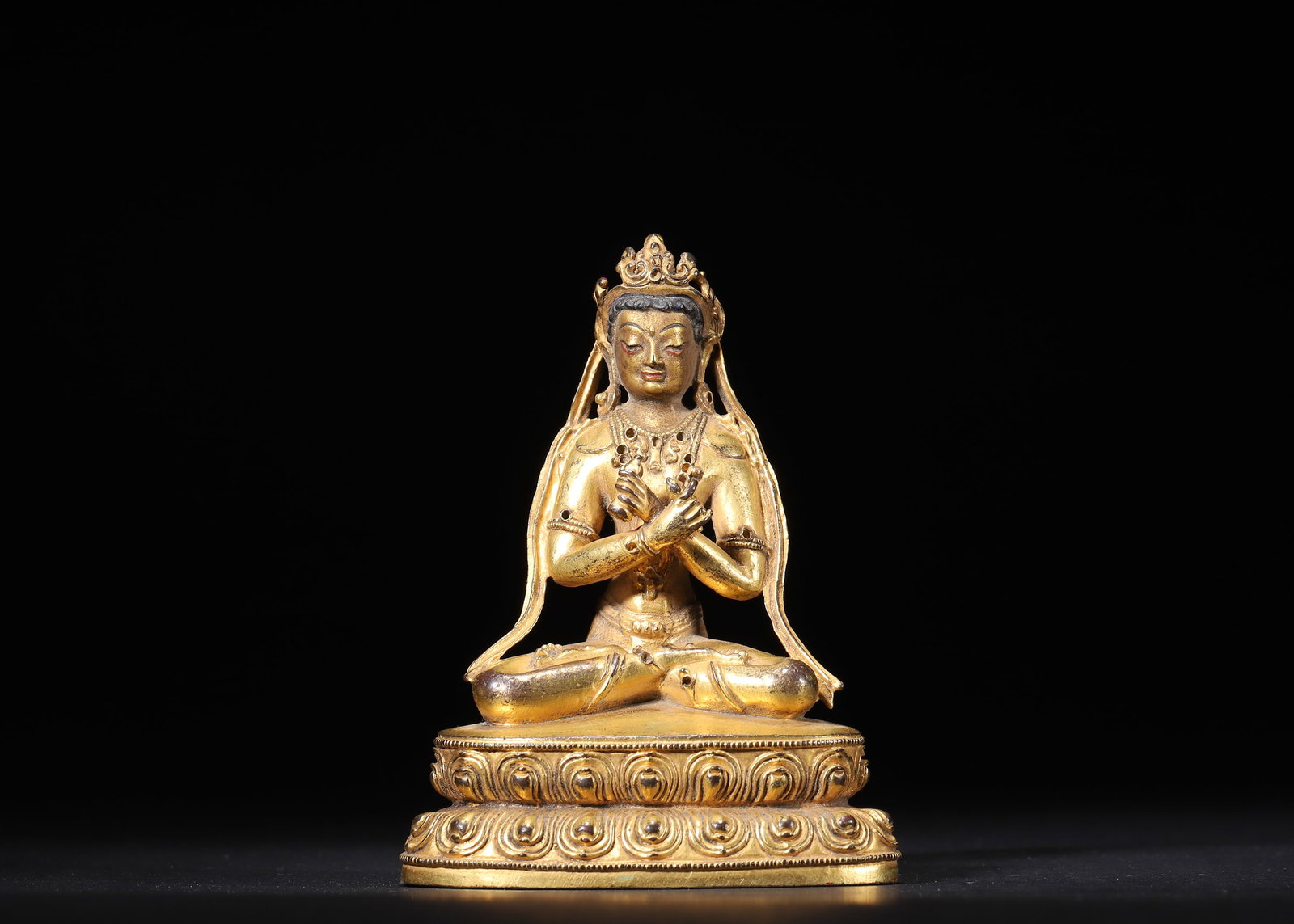 A Gilt Bronze Seated Statue of Vajradhara, Ming Dynasty: 221.0 g (0.49 lb) | 7.0 x 4.5 x 10.0 cm (2.76 x 1.77 x 3.94 in)This Ming Dynasty gilt bronze seated statue of Vajradhara features an elegant and dignified form, wearing a precious crown, with hands in