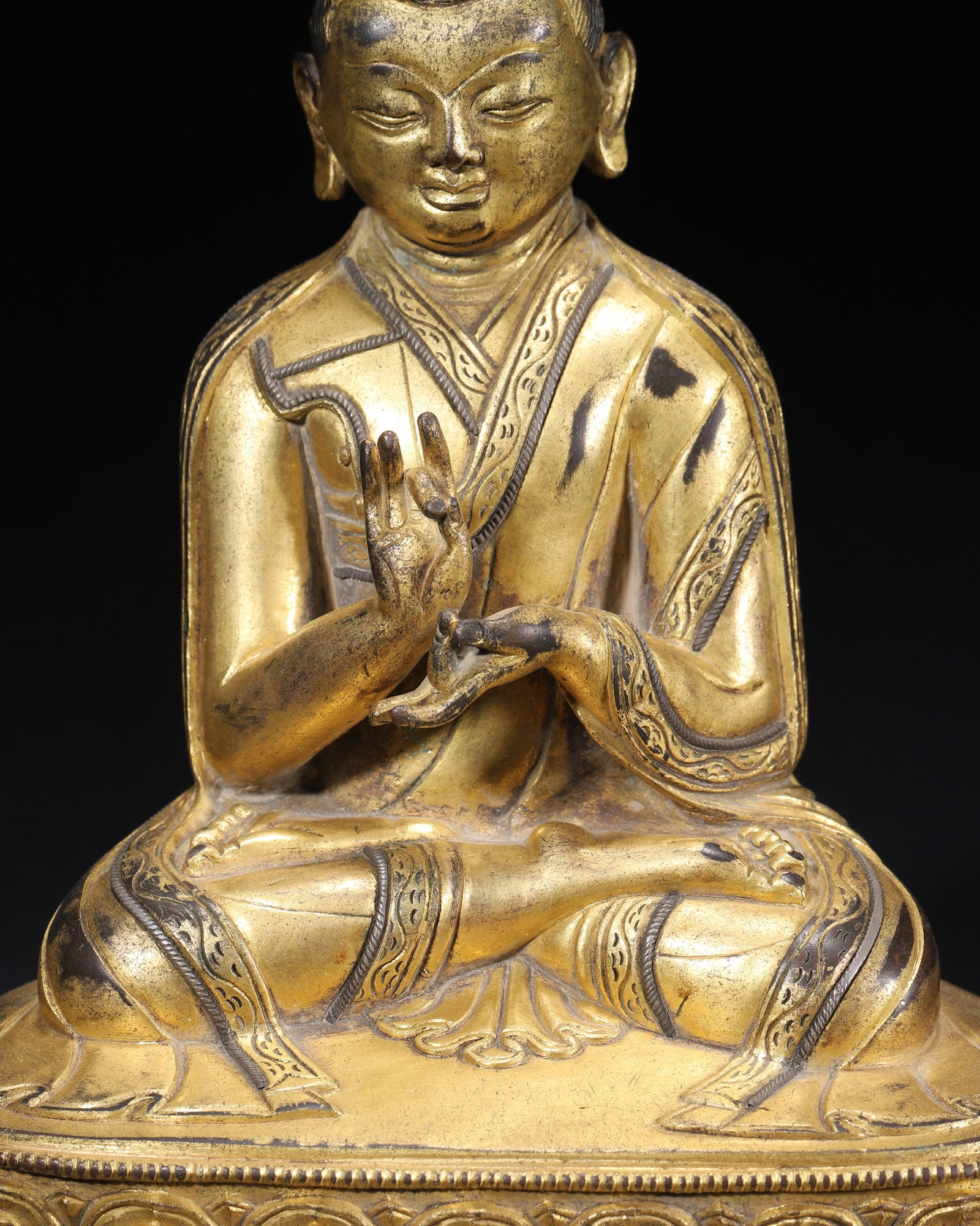 A Gilt-Bronze Figure of a Lama, Qing Dynasty - 4