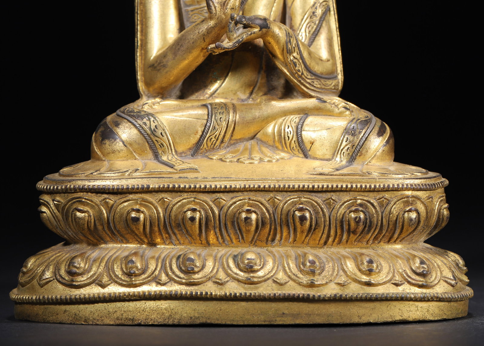 A Gilt-Bronze Figure of a Lama, Qing Dynasty - 5