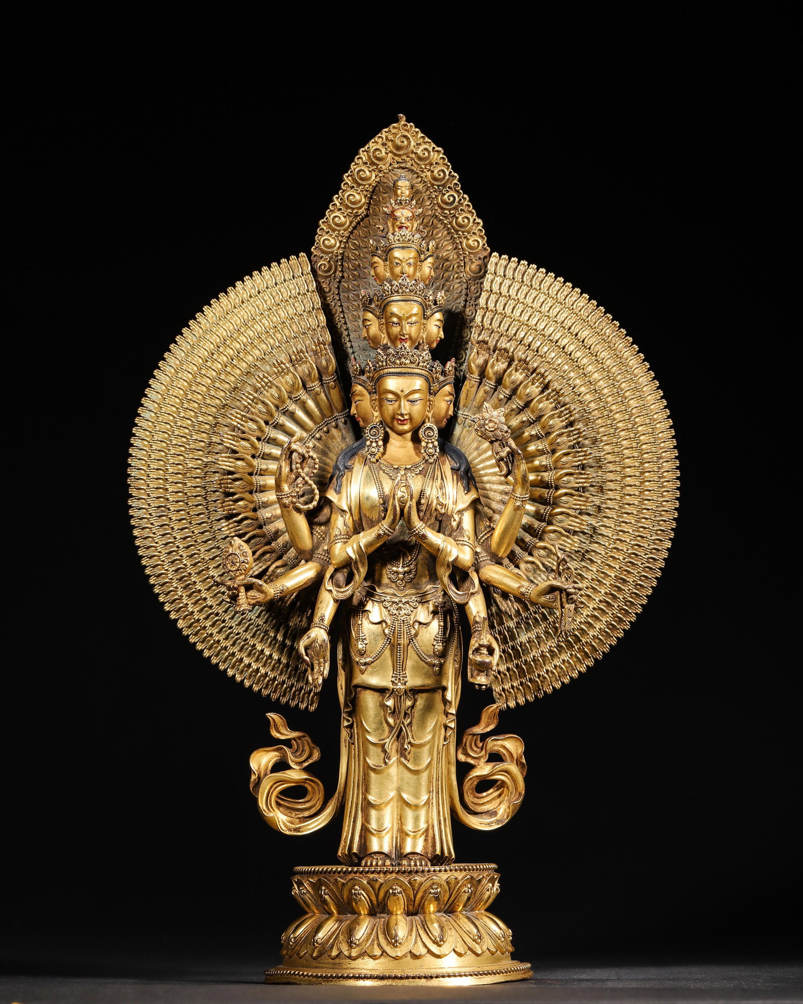 A Gilt-Bronze Standing Statue of Thousand-Armed and Thousand-Eyed Guanyin, Qing Dynasty: 2988.0 g (6.59 lb) | 21.0 x 10.0 x 33.0 cm (8.27 x 3.94 x 12.99 in)This Qing Dynasty gilt-bronze standing statue of Thousand-Armed and Thousand-Eyed Guanyin features a solemn and compassionate appeara