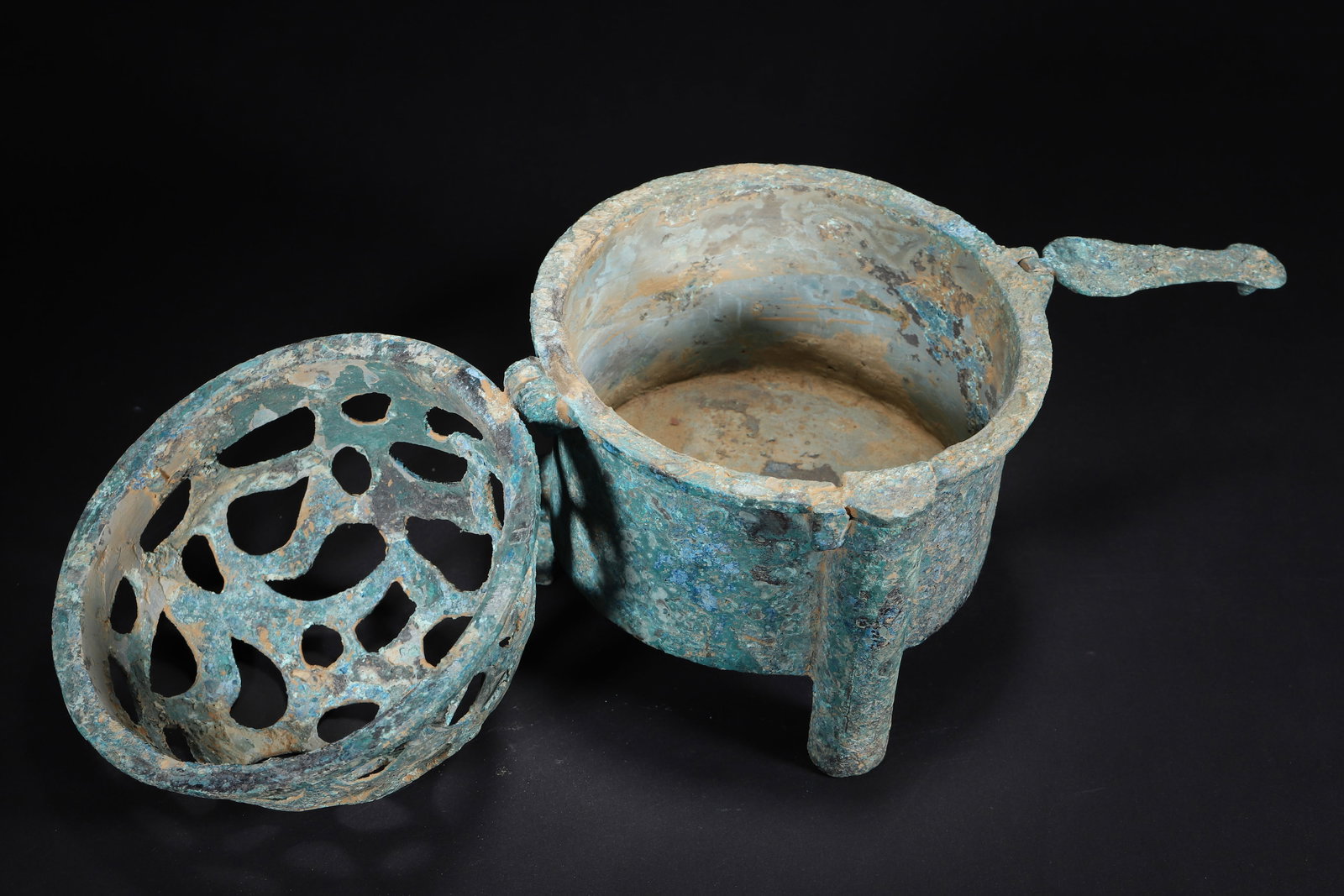Han Dynasty Bronze Portable Incense Burner with Openwork Dome Lid - 4