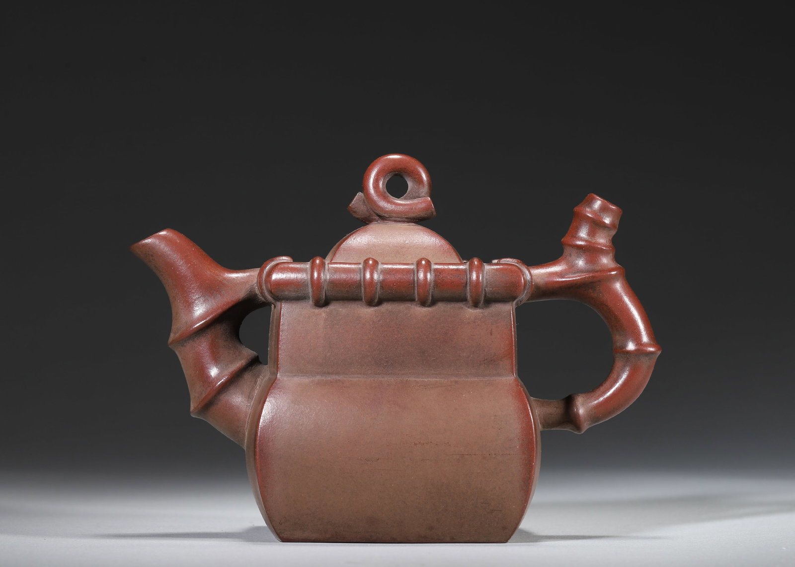 Ming Dynasty, Youquan Mark Bamboo Square Zisha Teapot: 15.0 x 7.5 x 10.0 cm (5.91 x 2.95 x 3.94 in)This is a Ming Dynasty Zisha teapot marked by the famous master Xu Youquan. Crafted from premium Zisha clay, it features a square form with bamboo-shaped sp