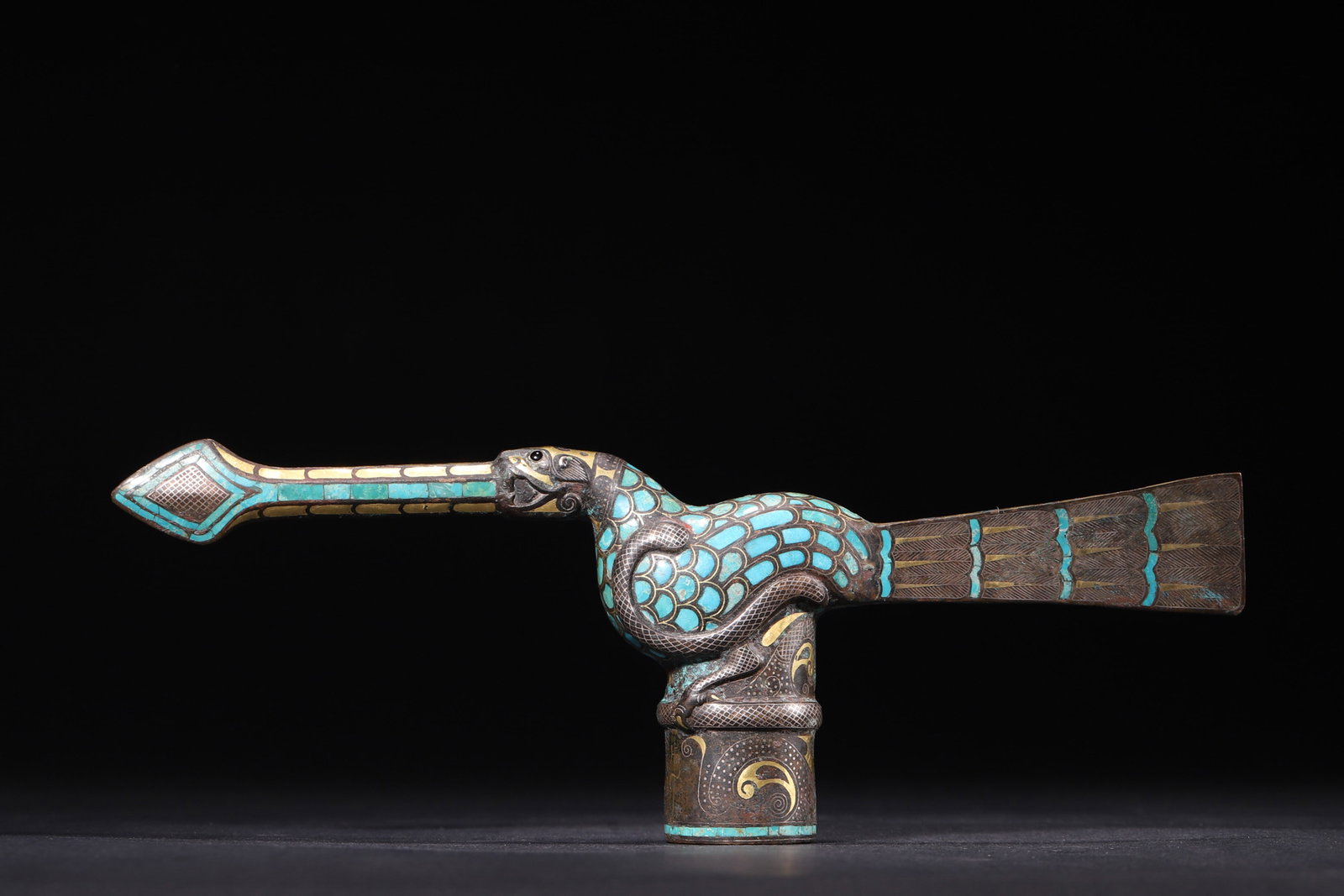 A Gold and Silver Inlaid Bronze Bird-Form Cane Head with Turquoise - Warring States Period: Length 21.0cm (8.27in), Height 8.0cm (3.15in), Weight 262.0g (0.58lb)A Warring States period bronze cane head shaped as a divine bird, inlaid with gold, silver and turquoise. The bird body is inlaid w