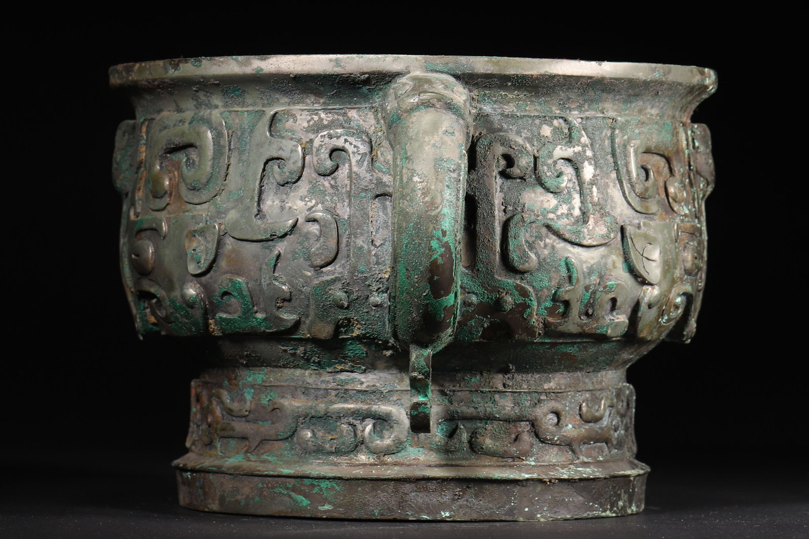 A Bronze Gui Vessel with Animal Mask Pattern, Shang to Zhou Dynasty - 2