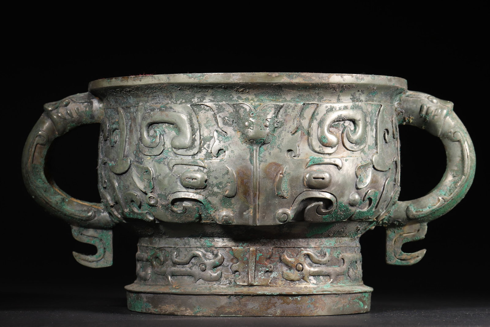 A Bronze Gui Vessel with Animal Mask Pattern, Shang to Zhou Dynasty - 3