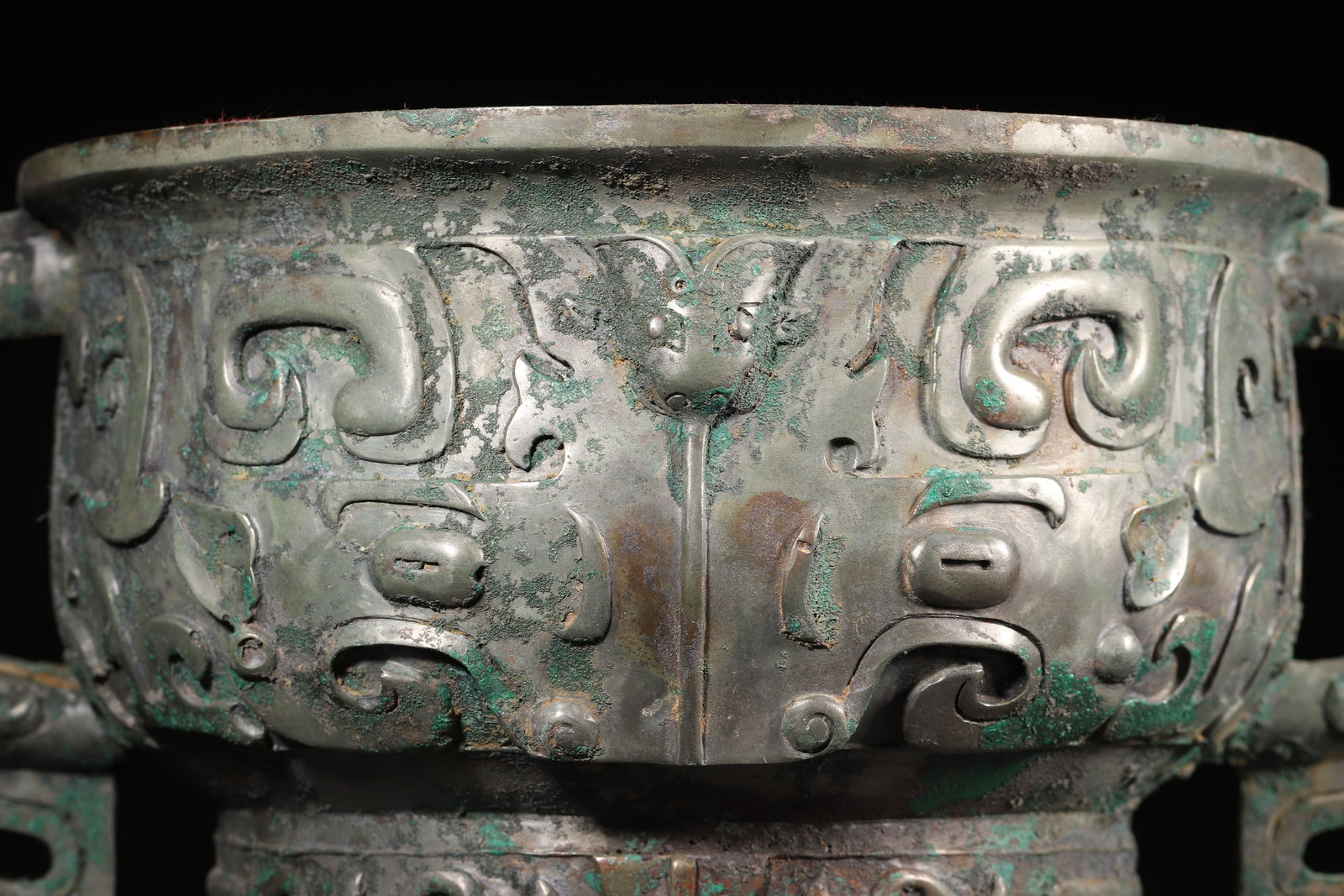 A Bronze Gui Vessel with Animal Mask Pattern, Shang to Zhou Dynasty - 4