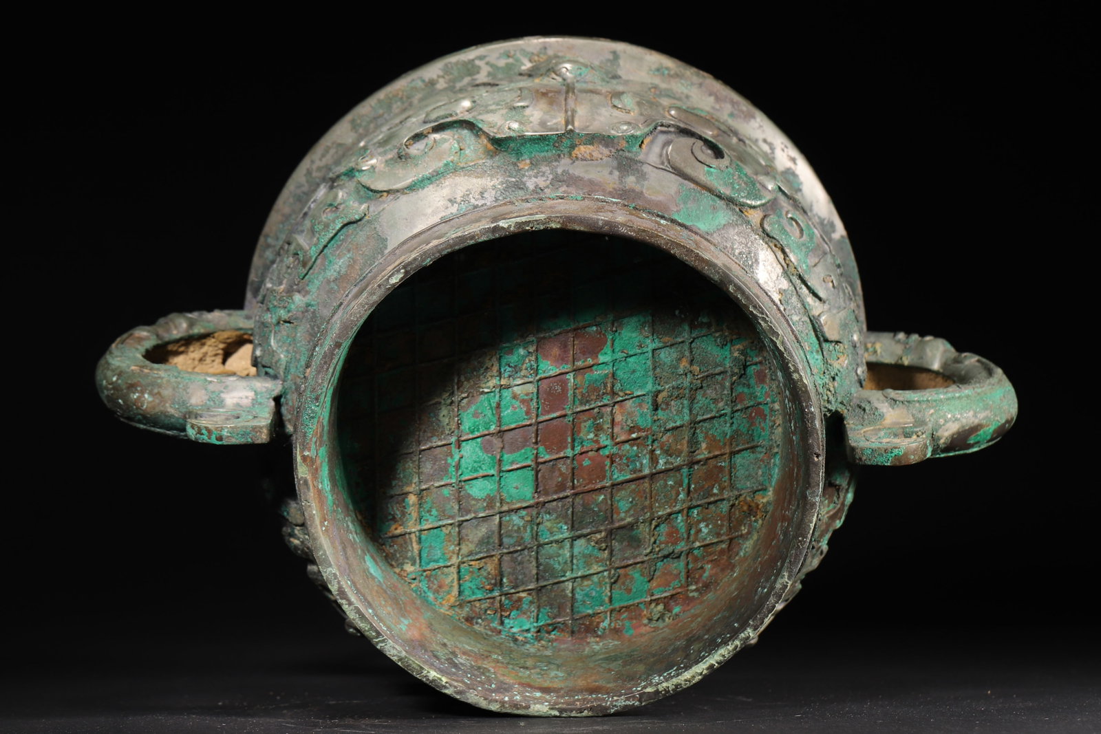 A Bronze Gui Vessel with Animal Mask Pattern, Shang to Zhou Dynasty - 9