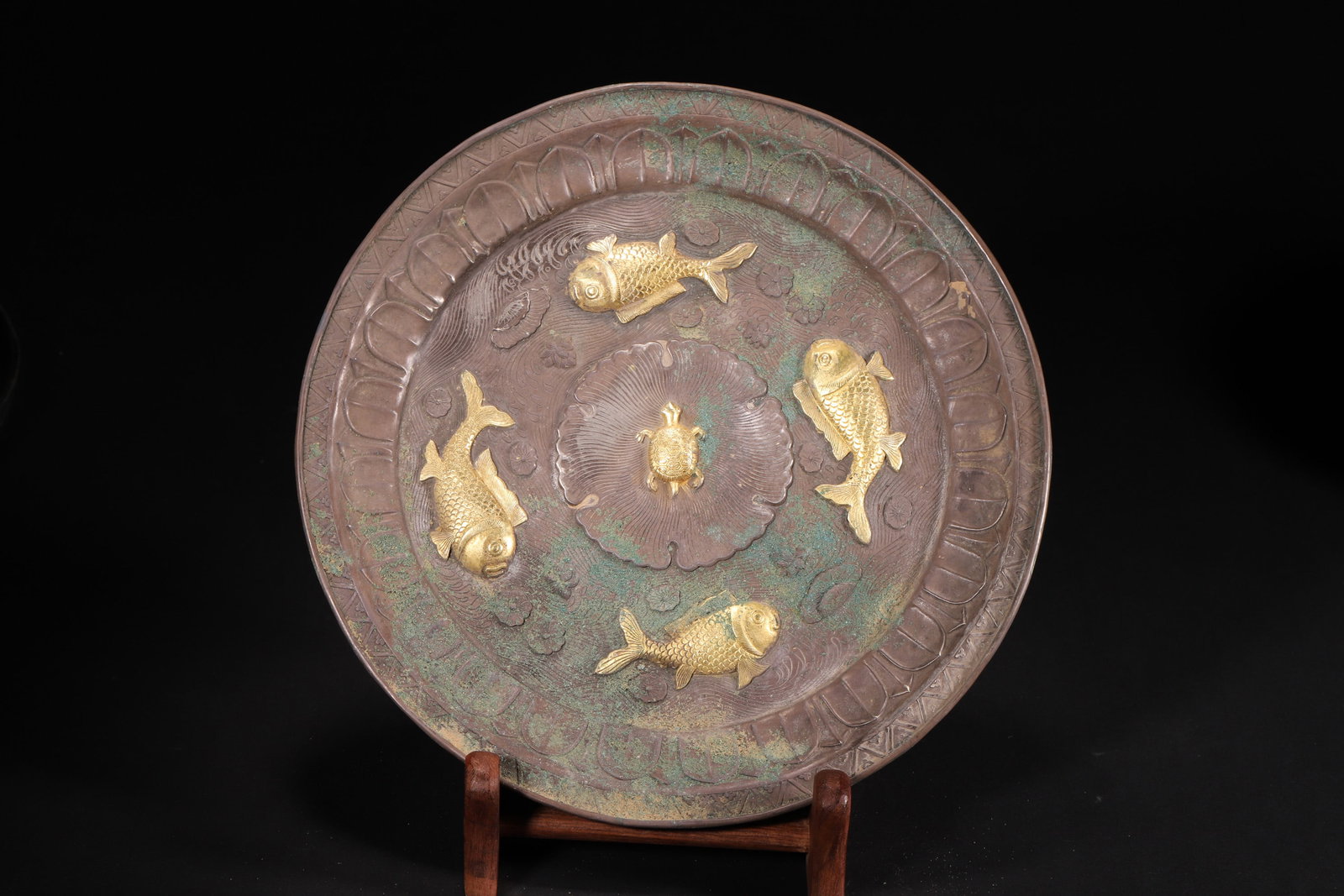 A Tang Dynasty Gilt Silver Plate with Four Fish Patterns (1 of 6)