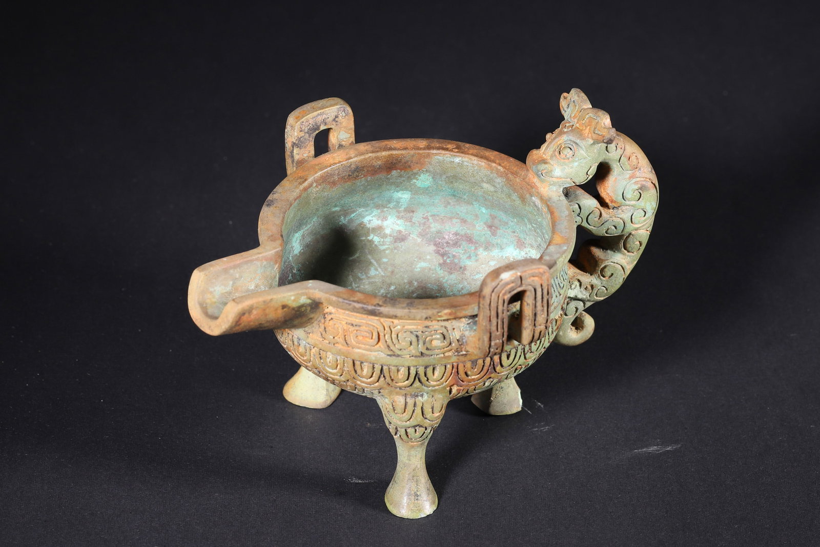 A Bronze Yi Vessel with Dragon Motifs - Western Zhou Dynasty - 2