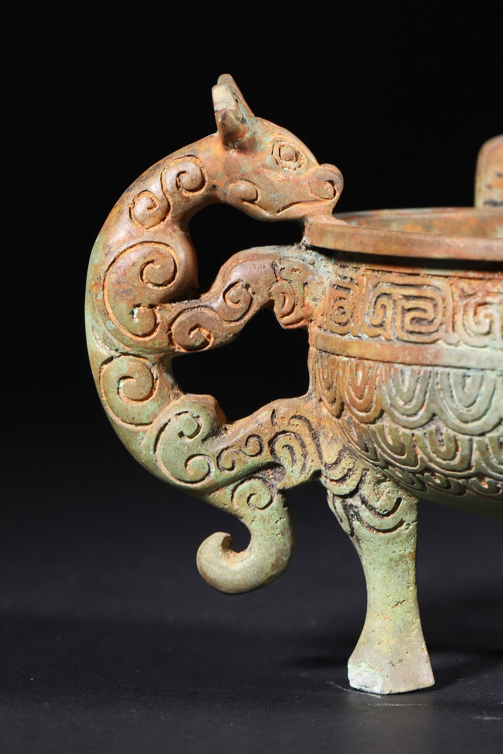 A Bronze Yi Vessel with Dragon Motifs - Western Zhou Dynasty - 4