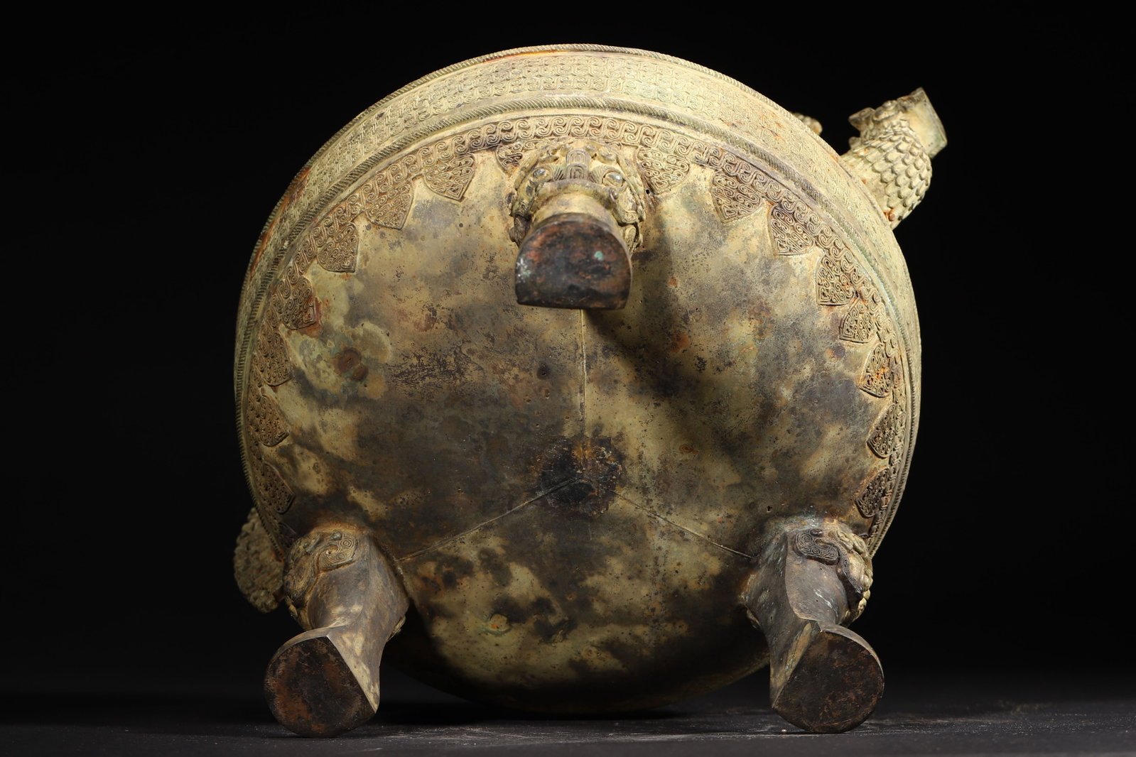 A Bronze He Vessel with Interlaced Chi-Dragon Patterns and Carry Handle, Warring States Period - 10